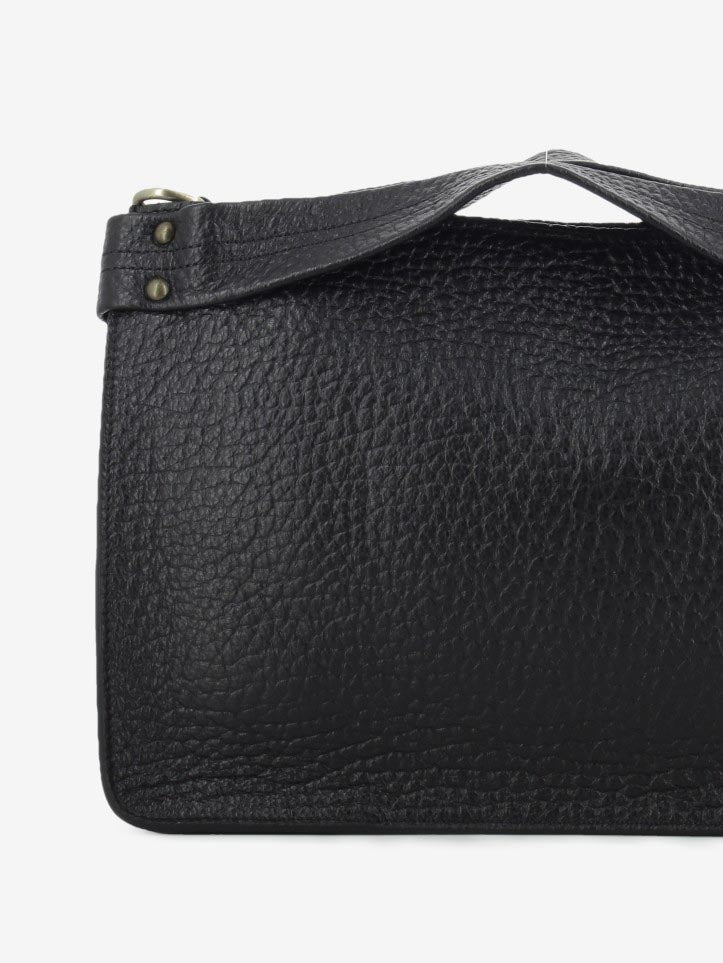 Borsa a mano in pelle martellata nera