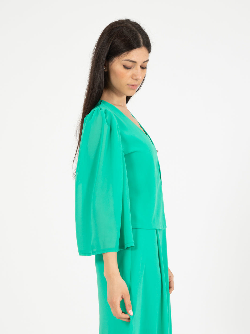 Camicetta coprispalle verde con bottone strass