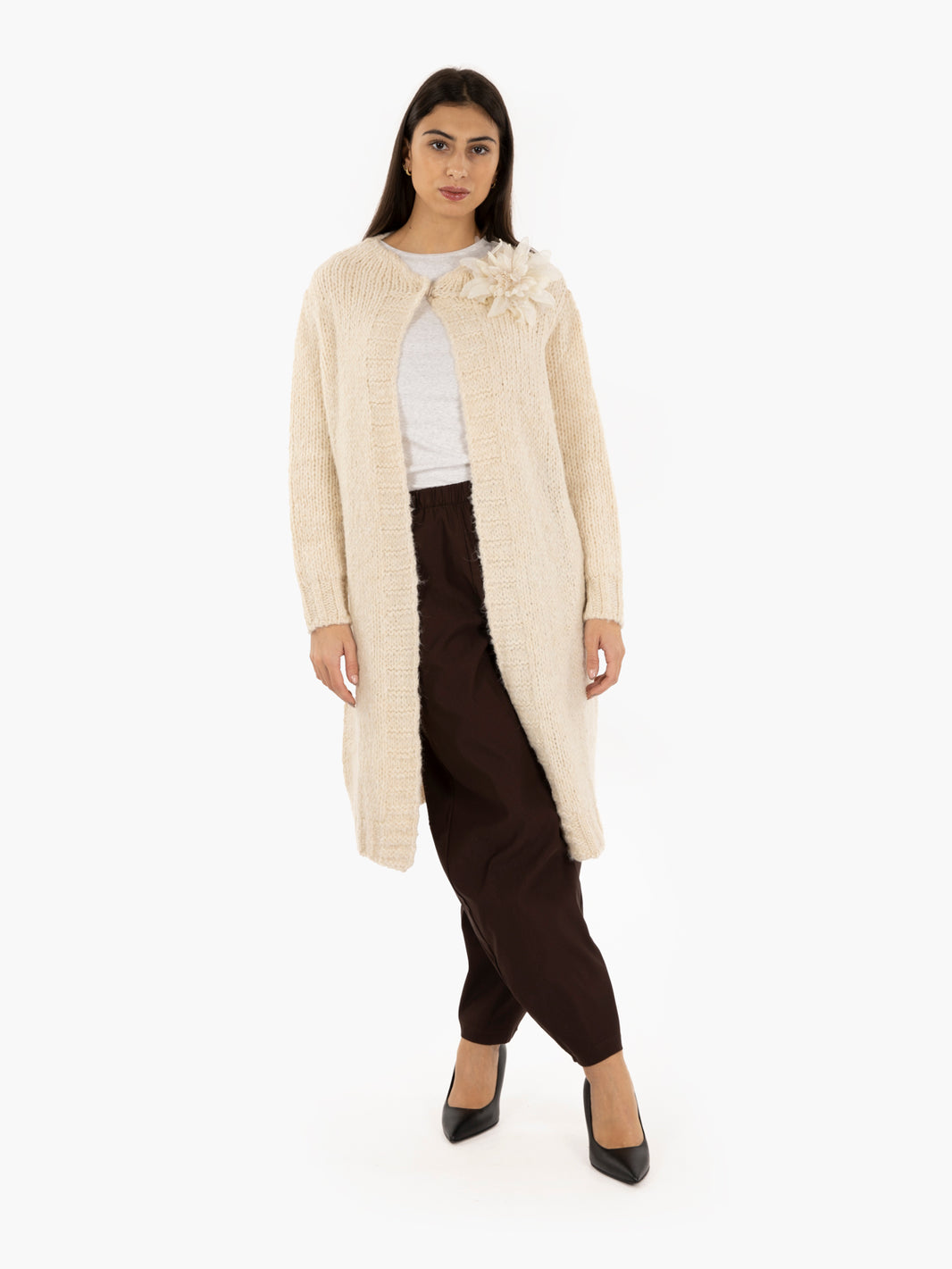 Cardigan lungo bouclè con spilla beige