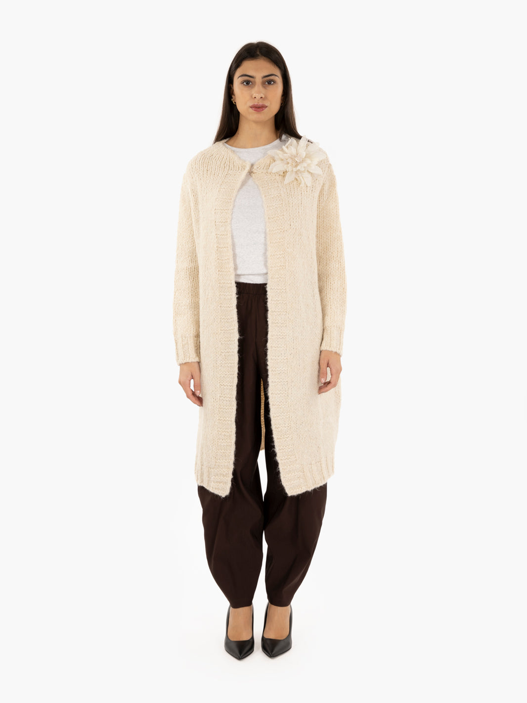 Cardigan lungo bouclè con spilla beige