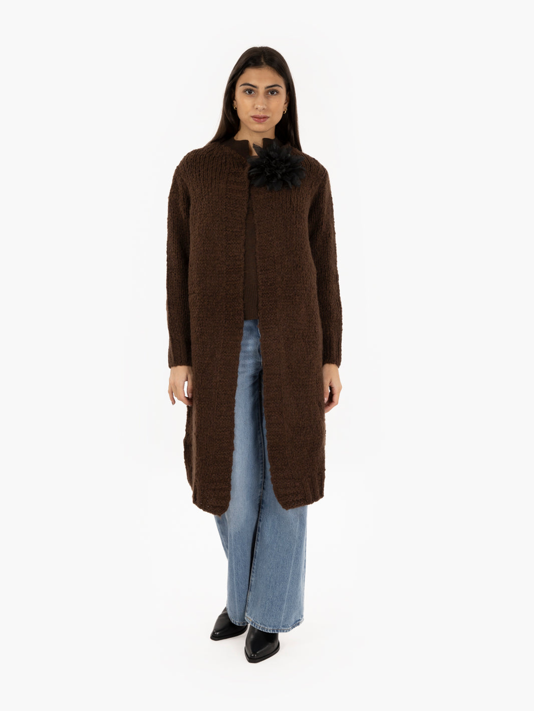 Cardigan bouclè con spilla moro