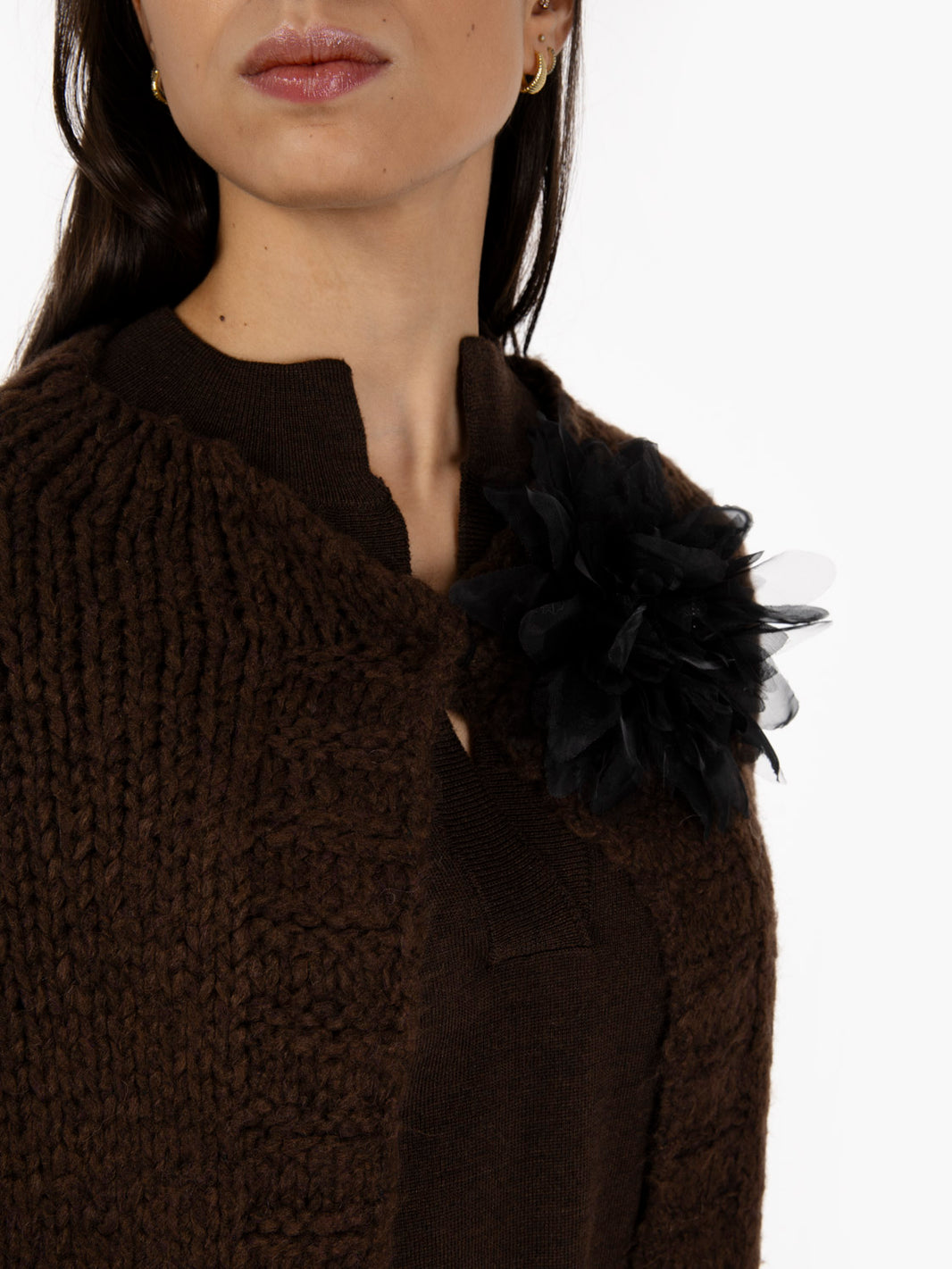 Cardigan bouclè con spilla moro