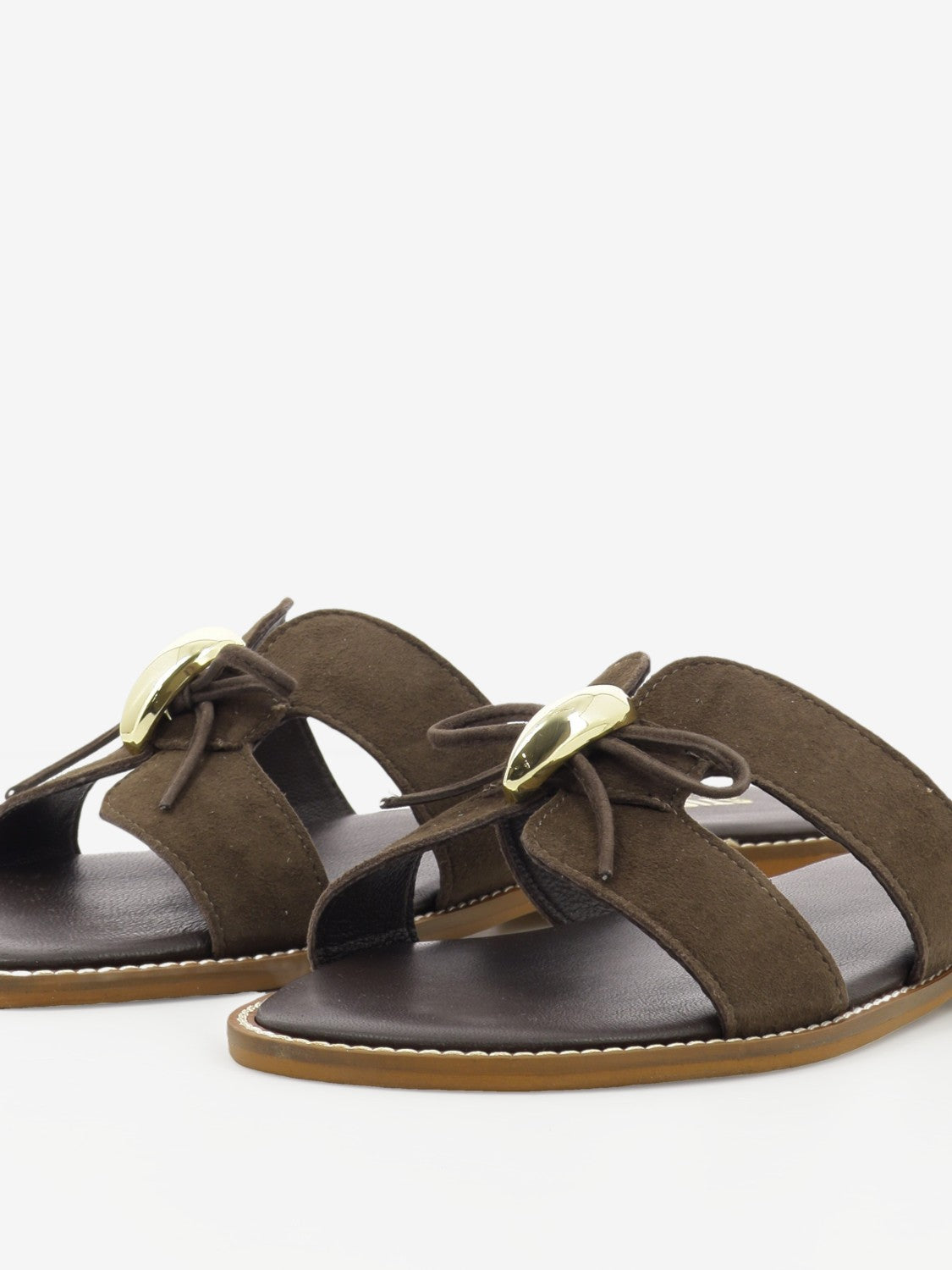 Suede slipper with Moor's head embellishment