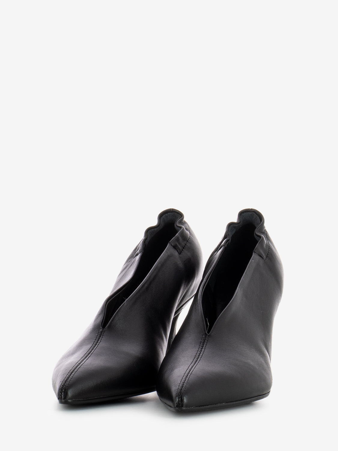Black leather high-heeled pumps