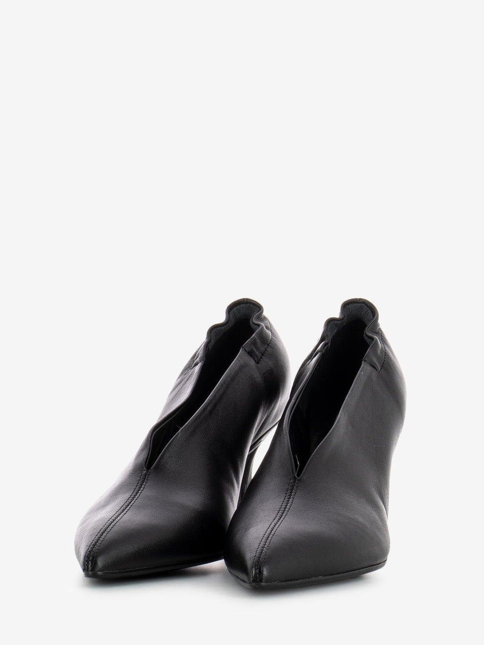 Black leather high-heeled pumps