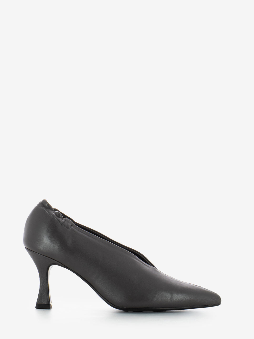 Taupe leather high-necked décolleté