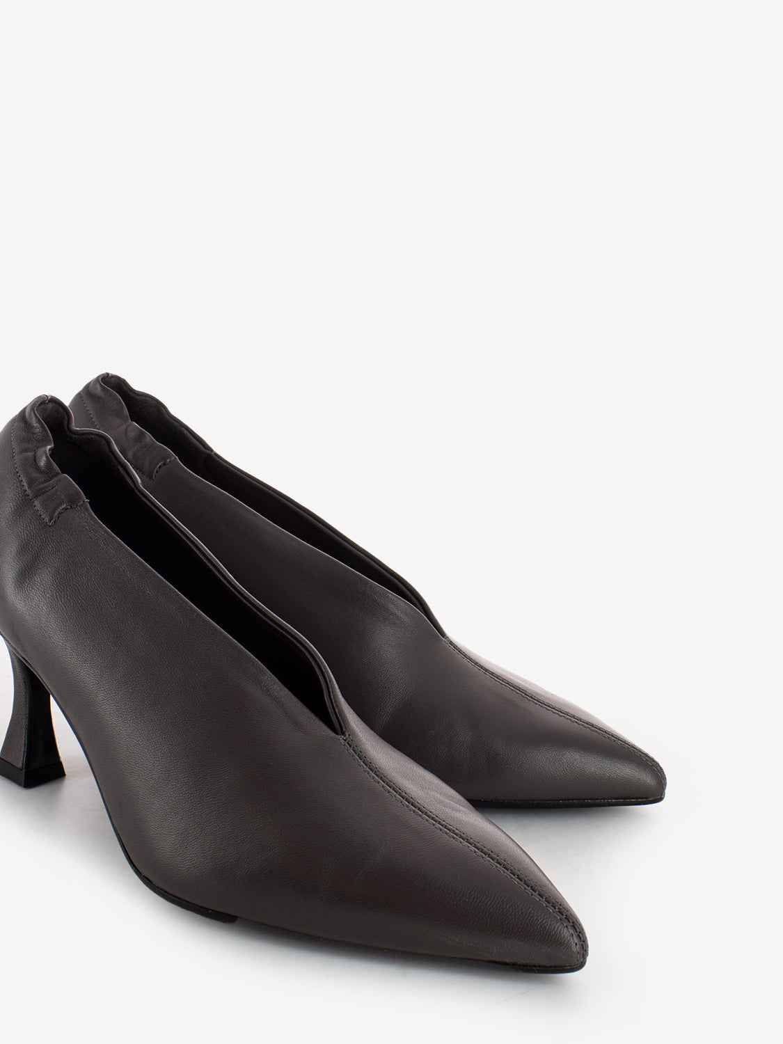 Taupe leather high-necked décolleté