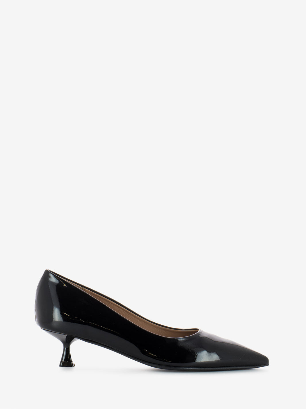 Low pump in black patent leather
