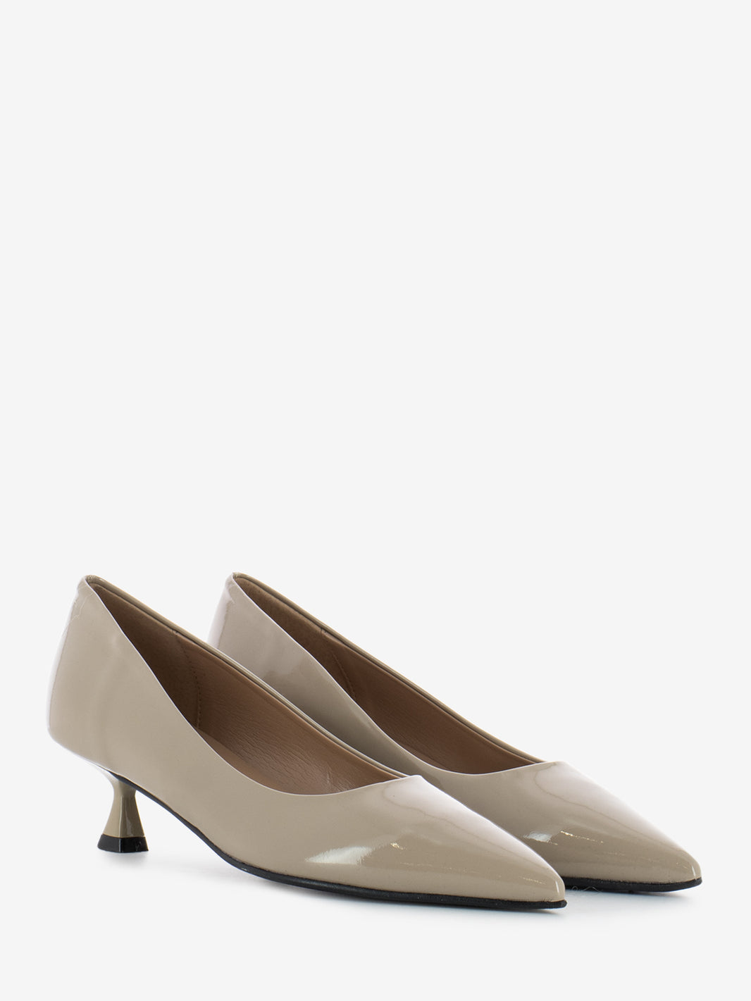 Low décolleté in nude patent leather 