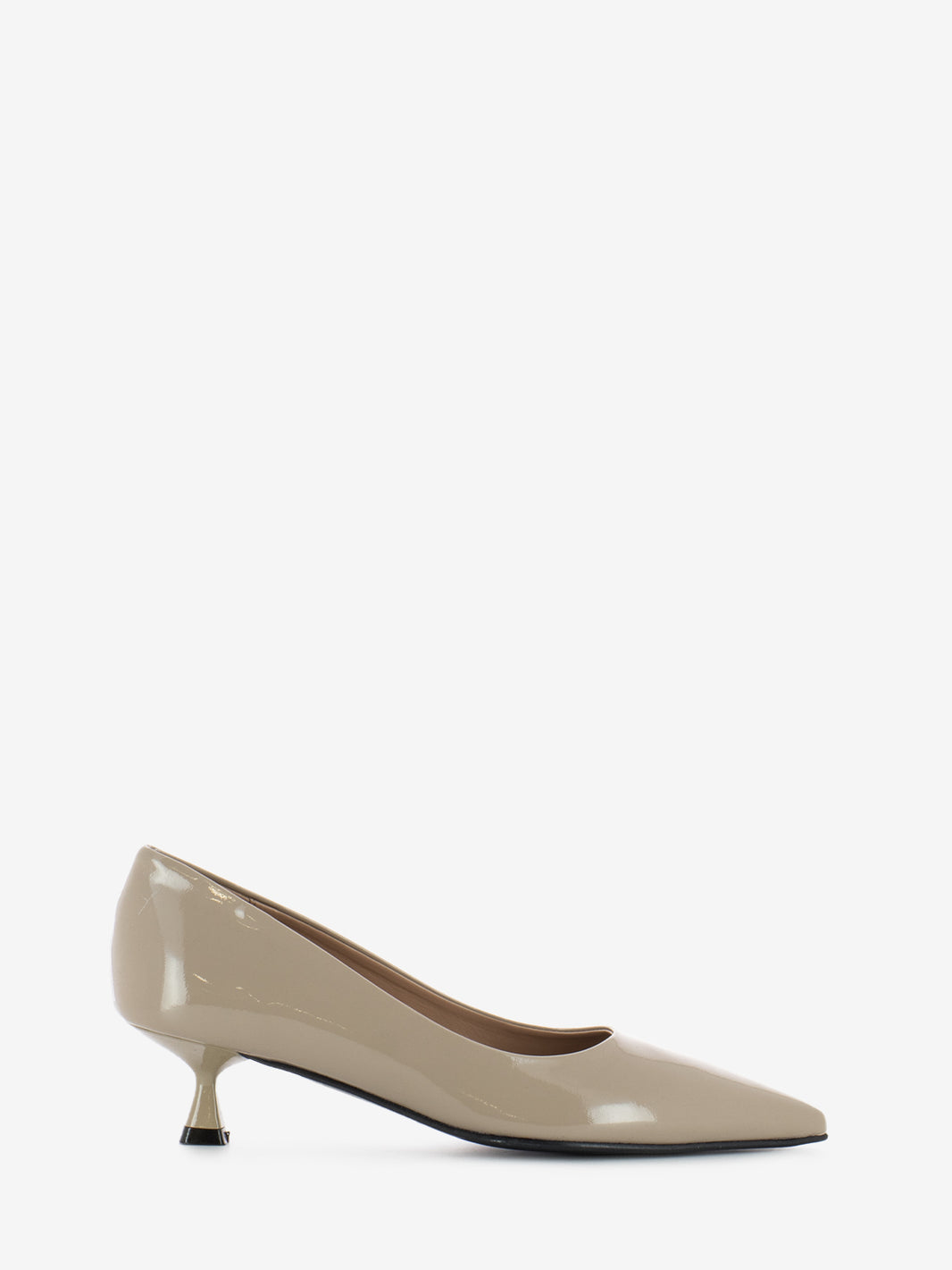 Low décolleté in nude patent leather 