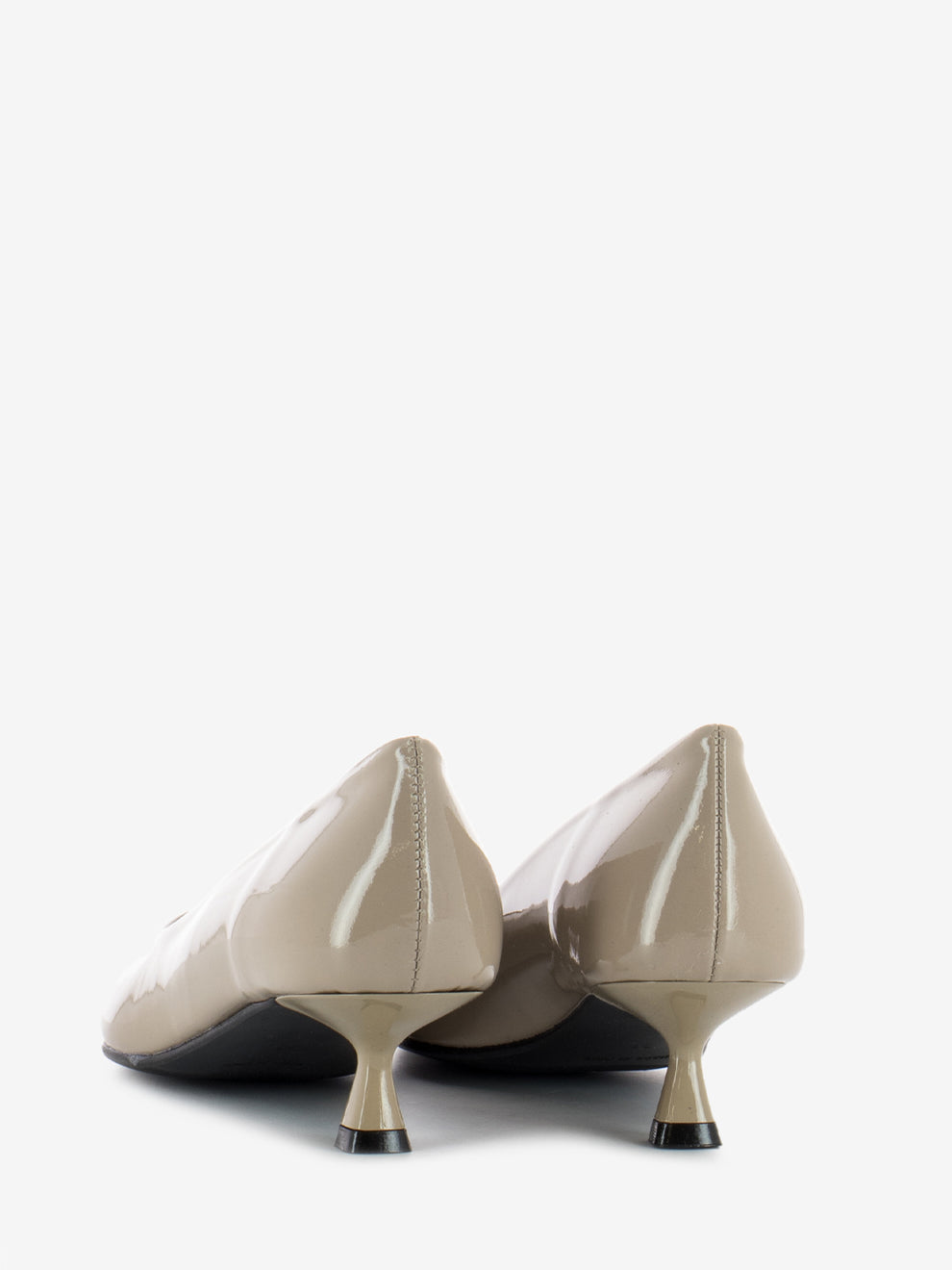 Low décolleté in nude patent leather 