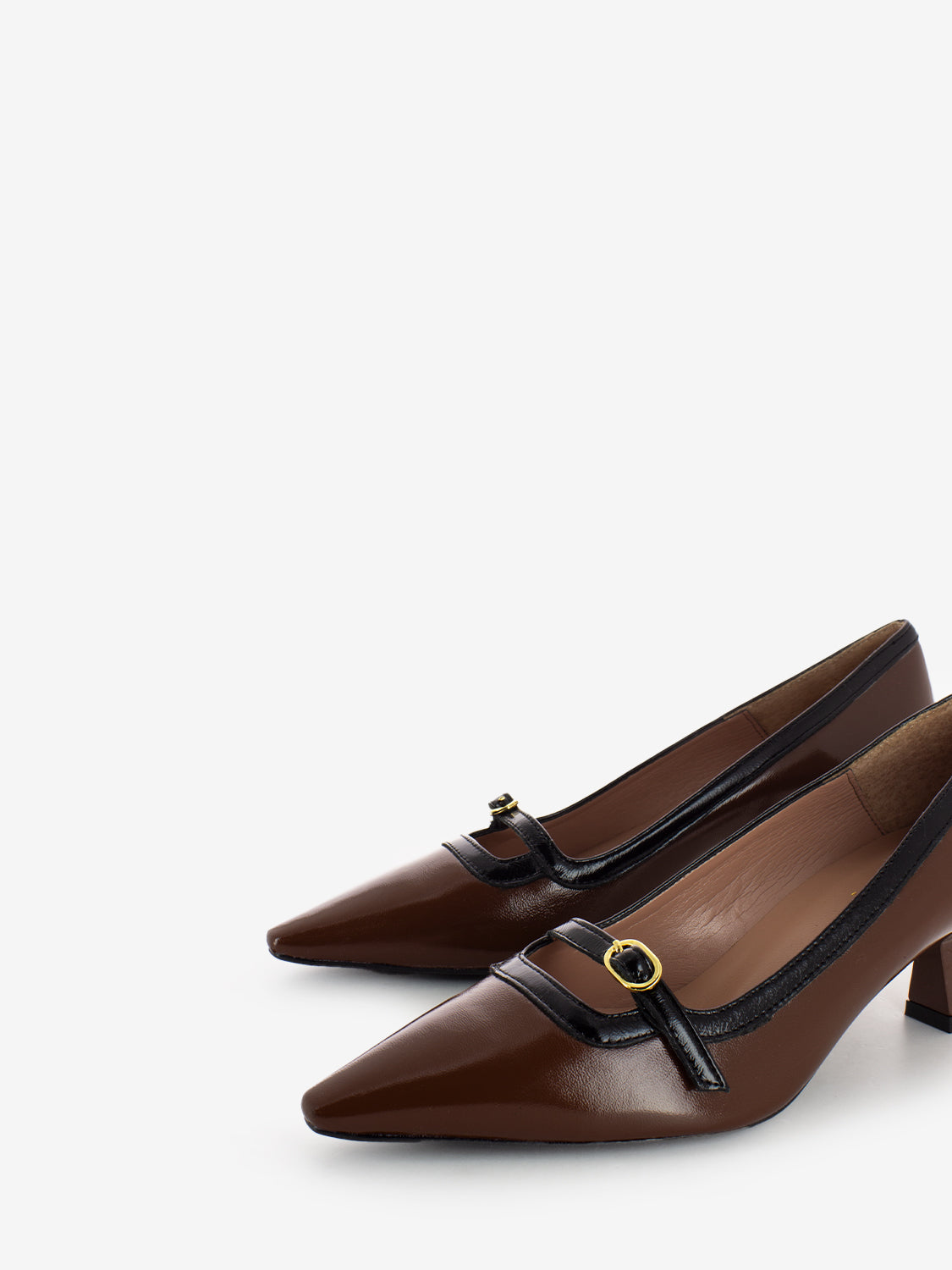 Low décolleté in brown leather