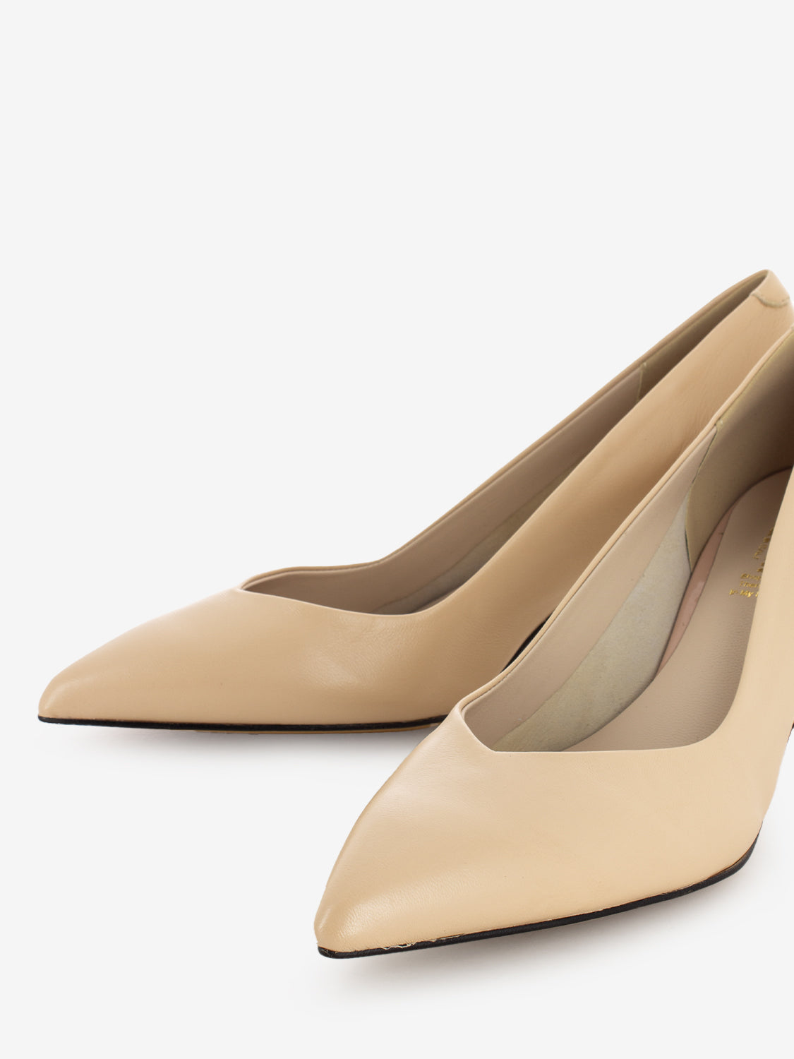Nude leather décolleté