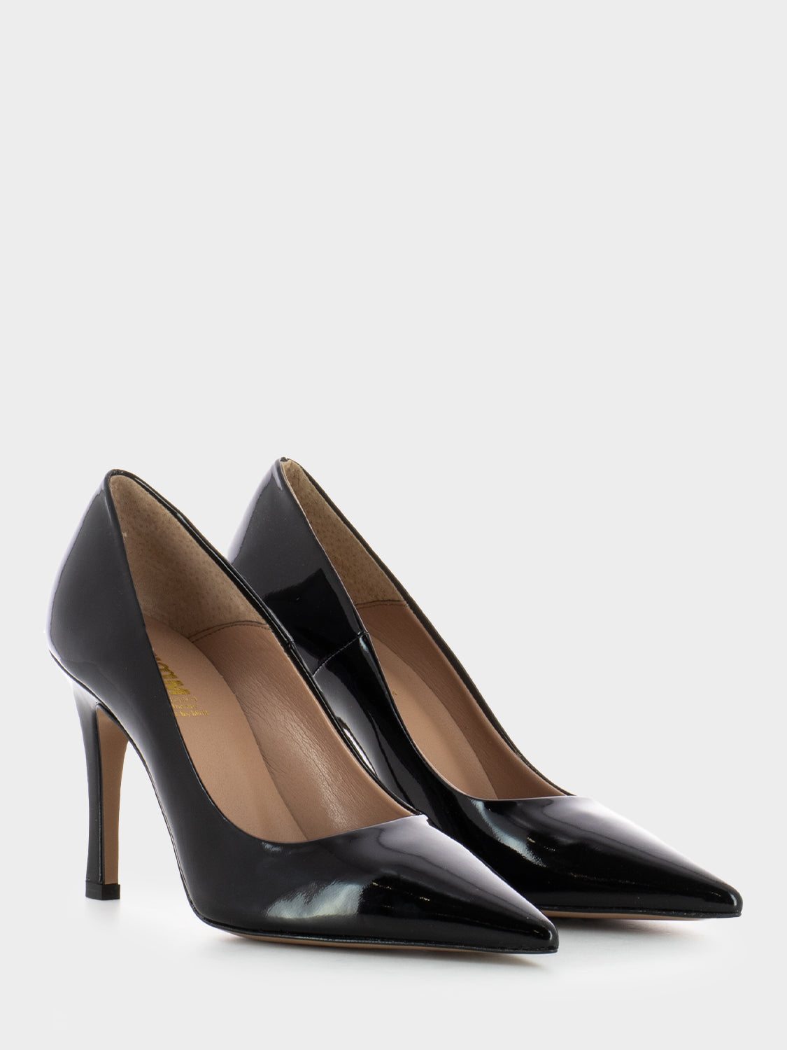 Black patent leather décolleté