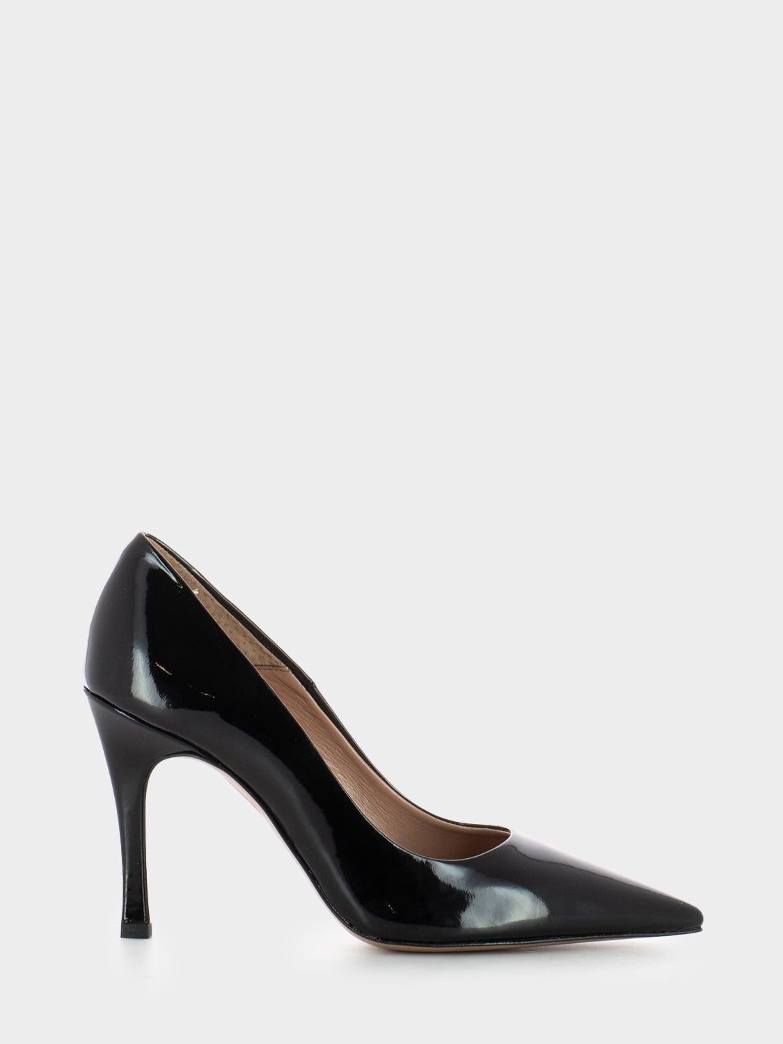 Black patent leather décolleté