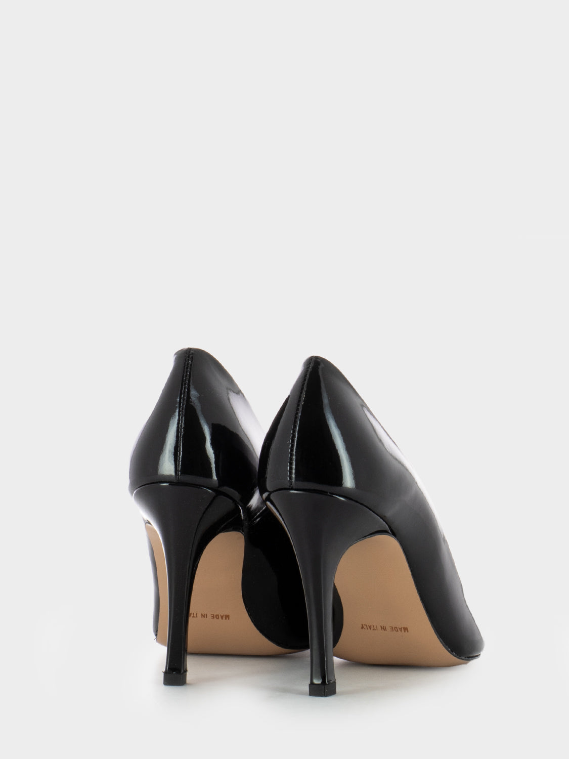 Black patent leather décolleté