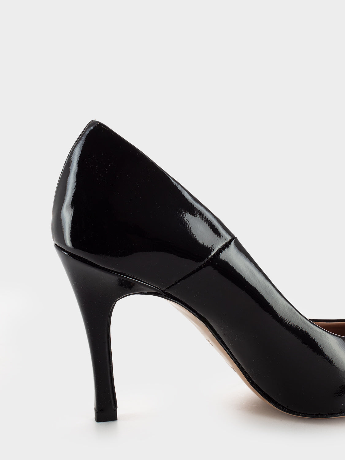 Black patent leather décolleté