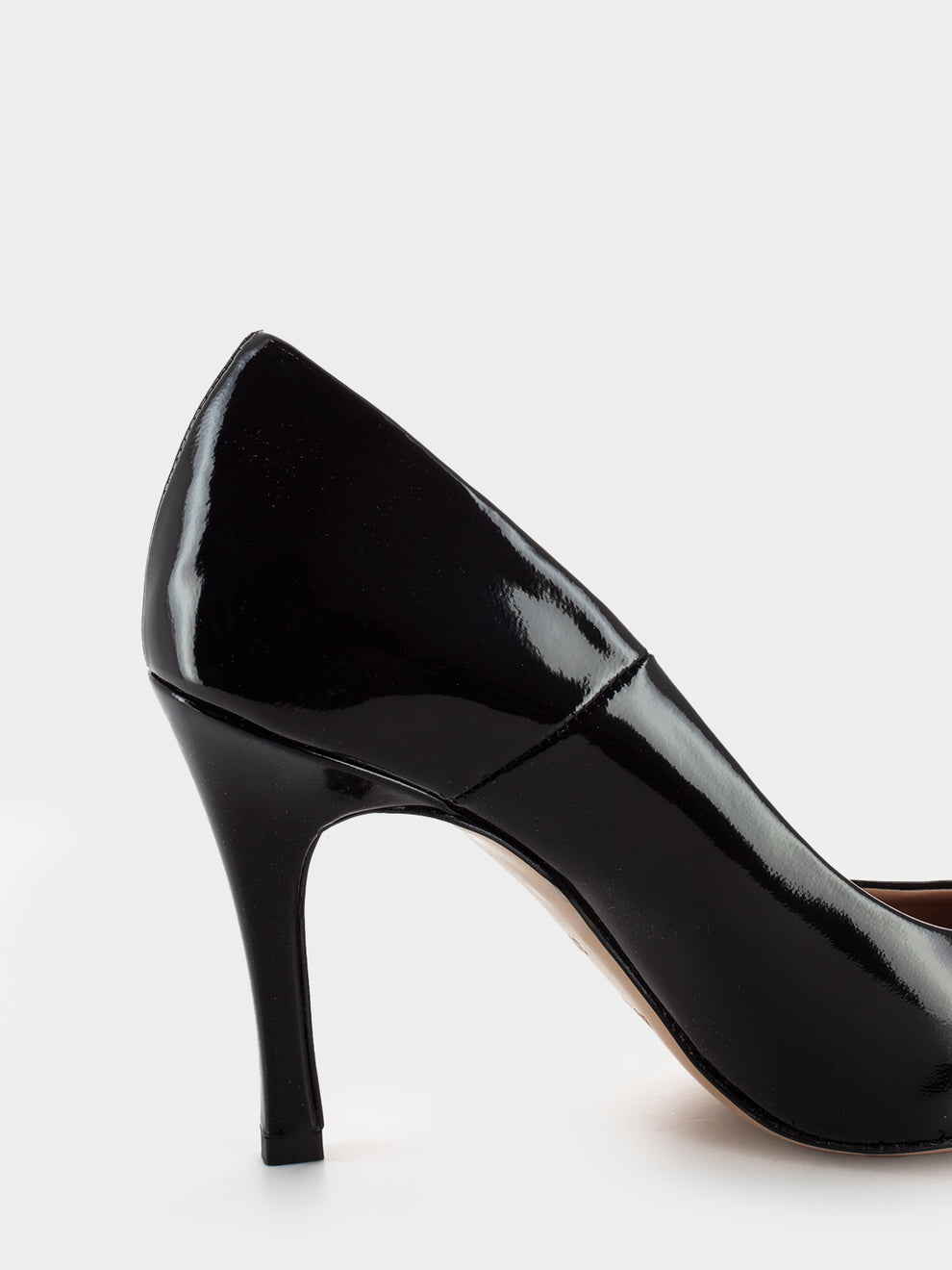 Black patent leather décolleté