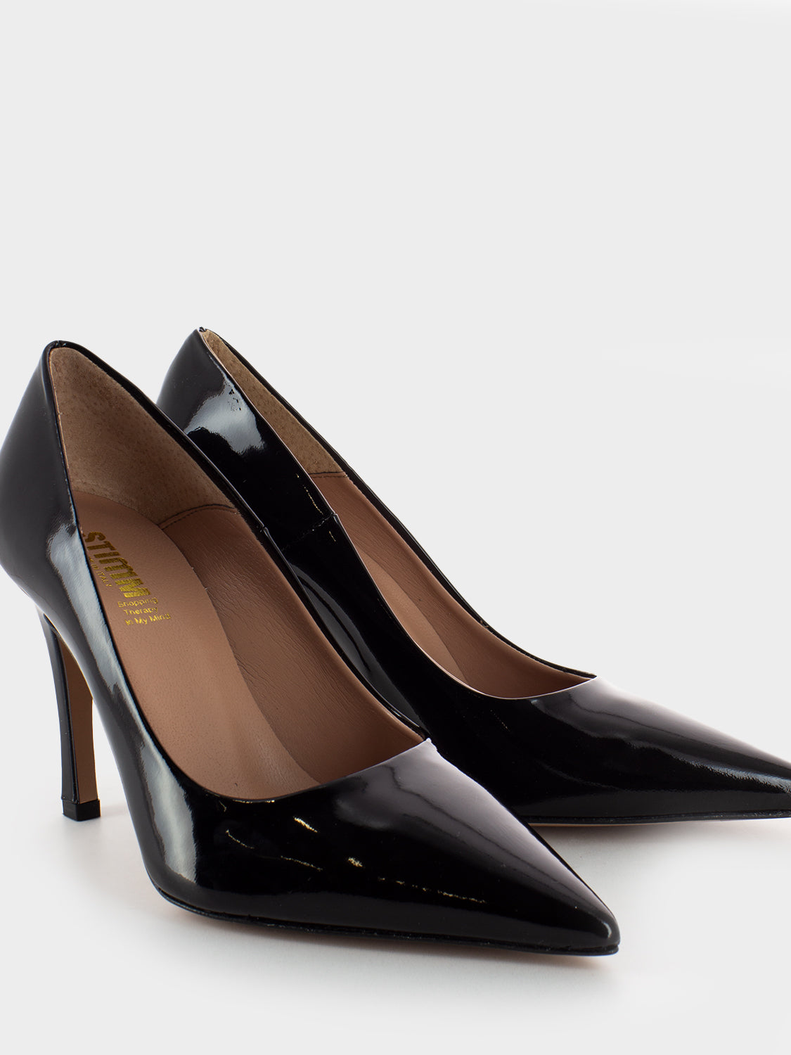 Black patent leather décolleté