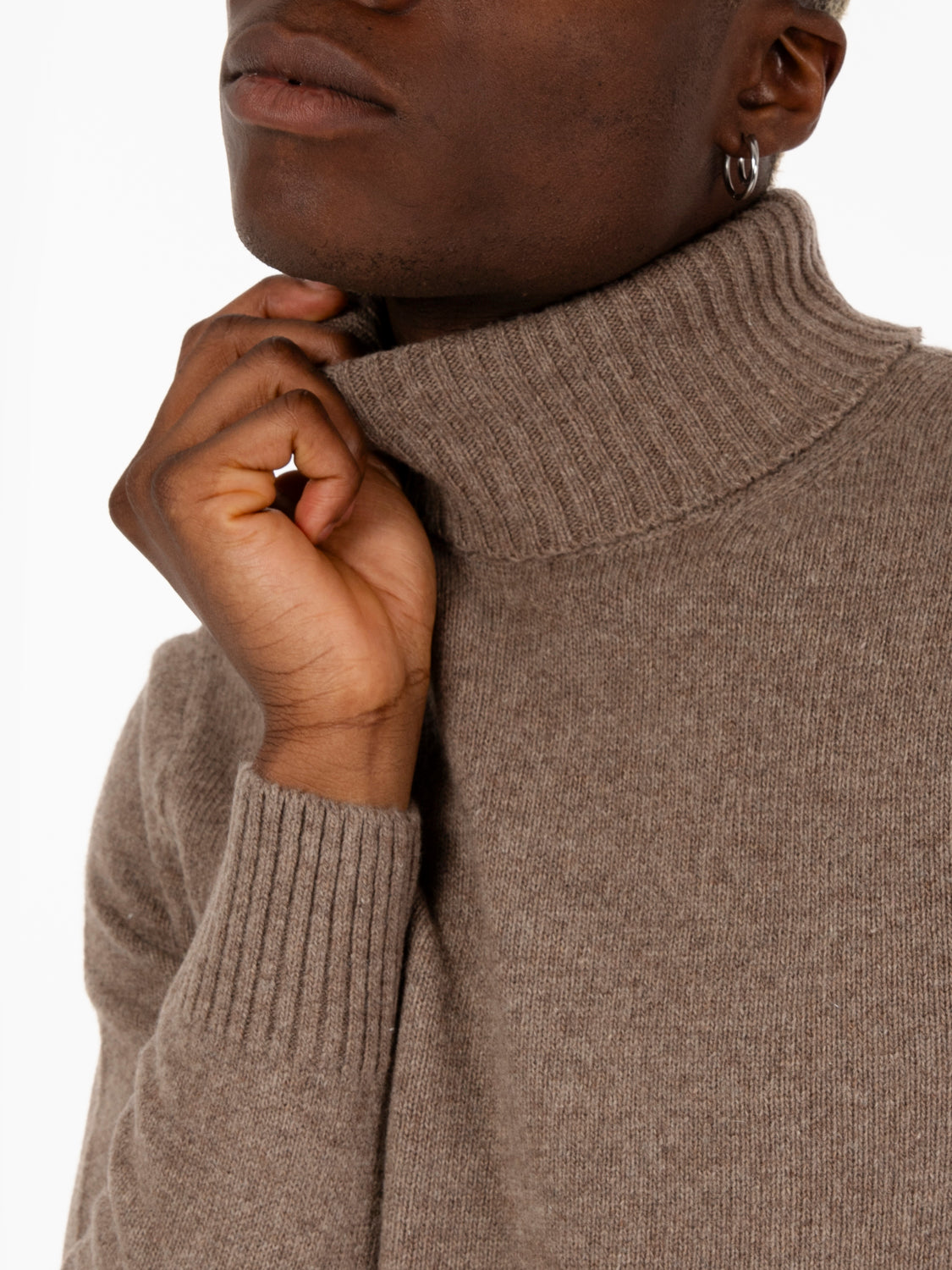 Turtleneck in wool with dove grey ribbed collar