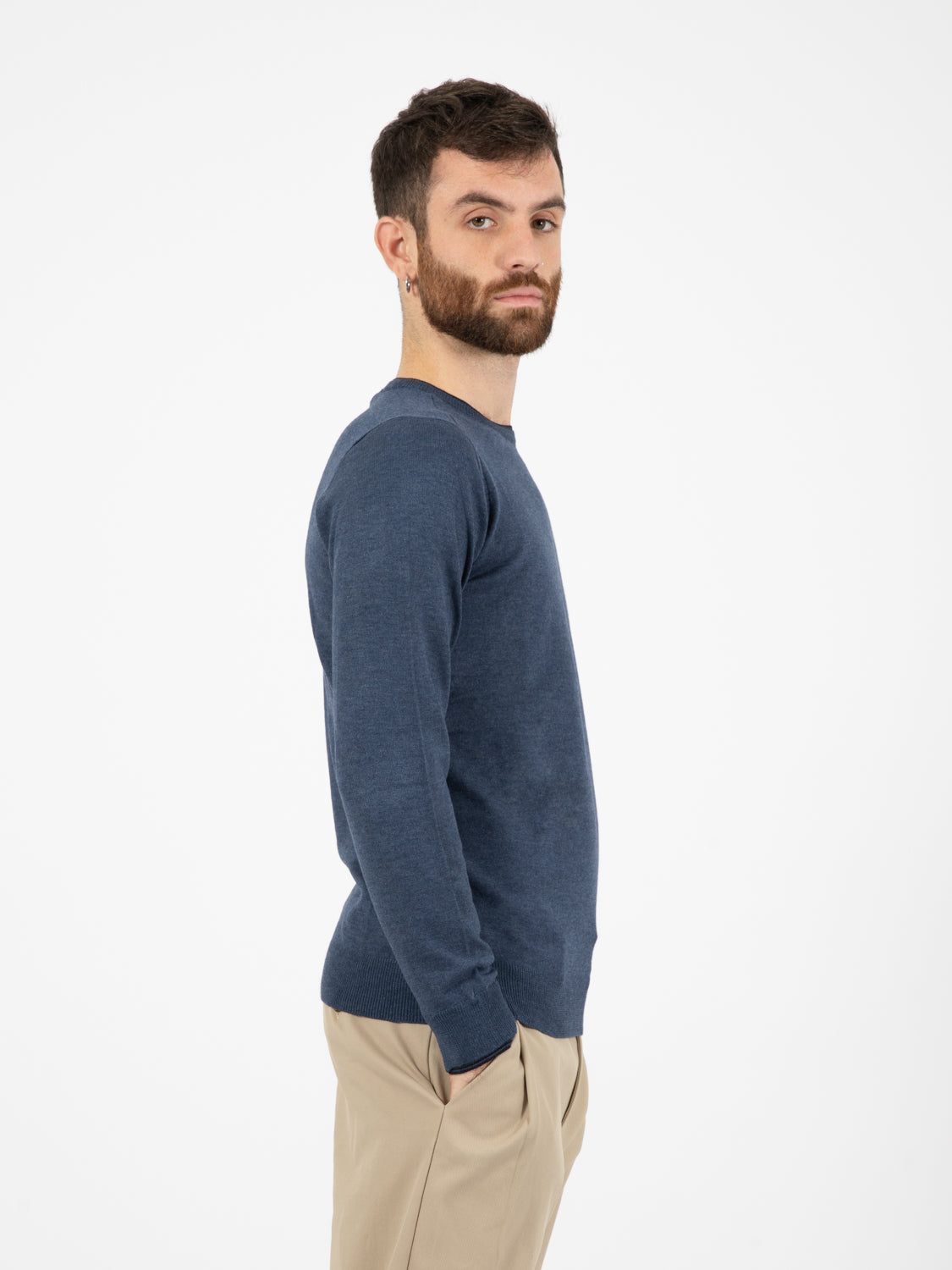 Crewneck with contrasting blue edge