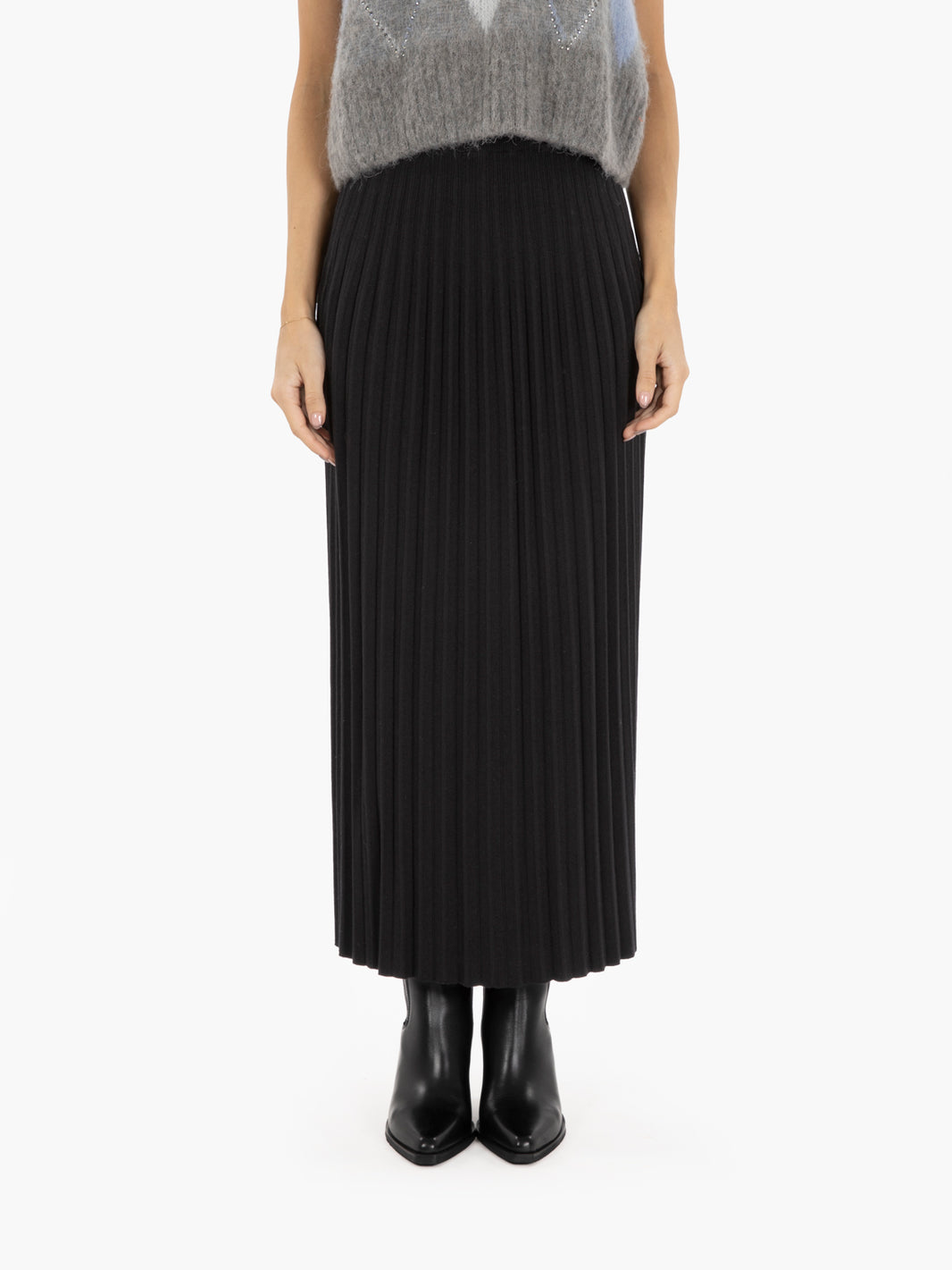 Black pleated knit skirt
