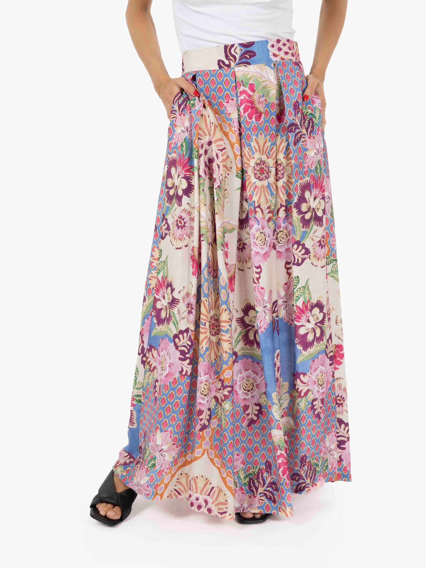 Long skirt with floral pattern