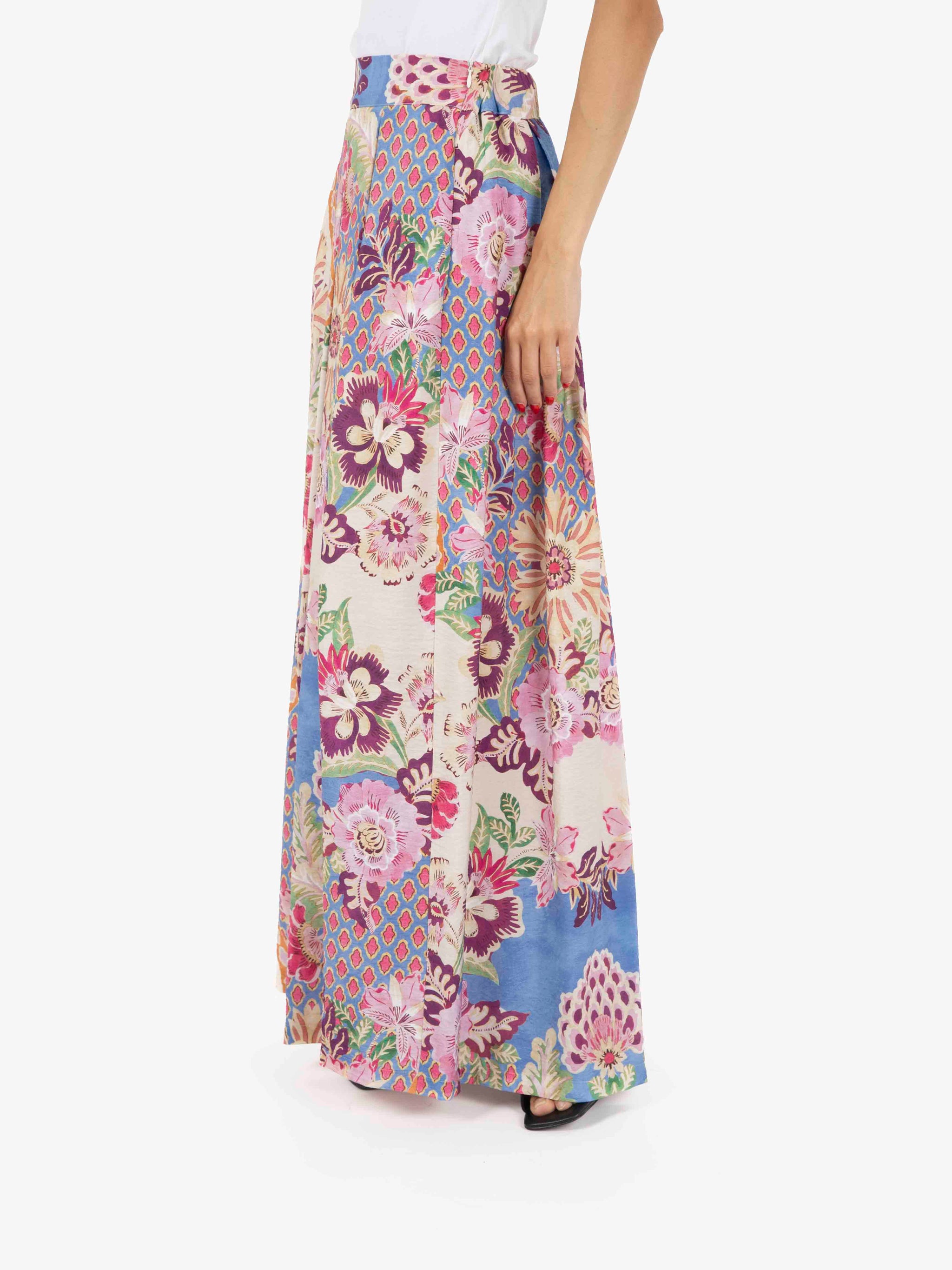 Long skirt with floral pattern
