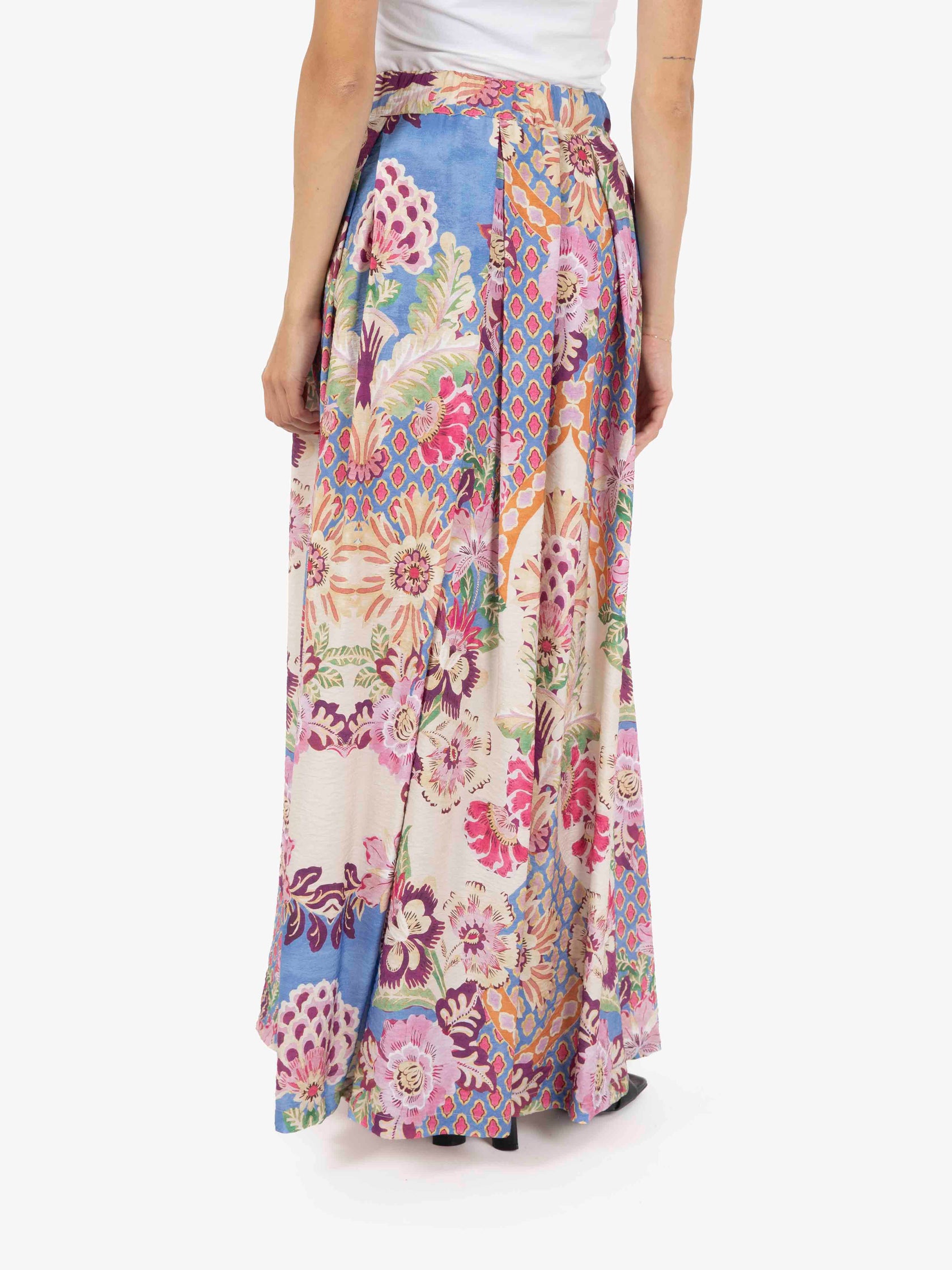 Long skirt with floral pattern