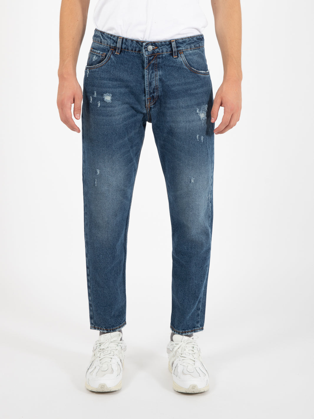Cropped jeans with medium denim whiskering