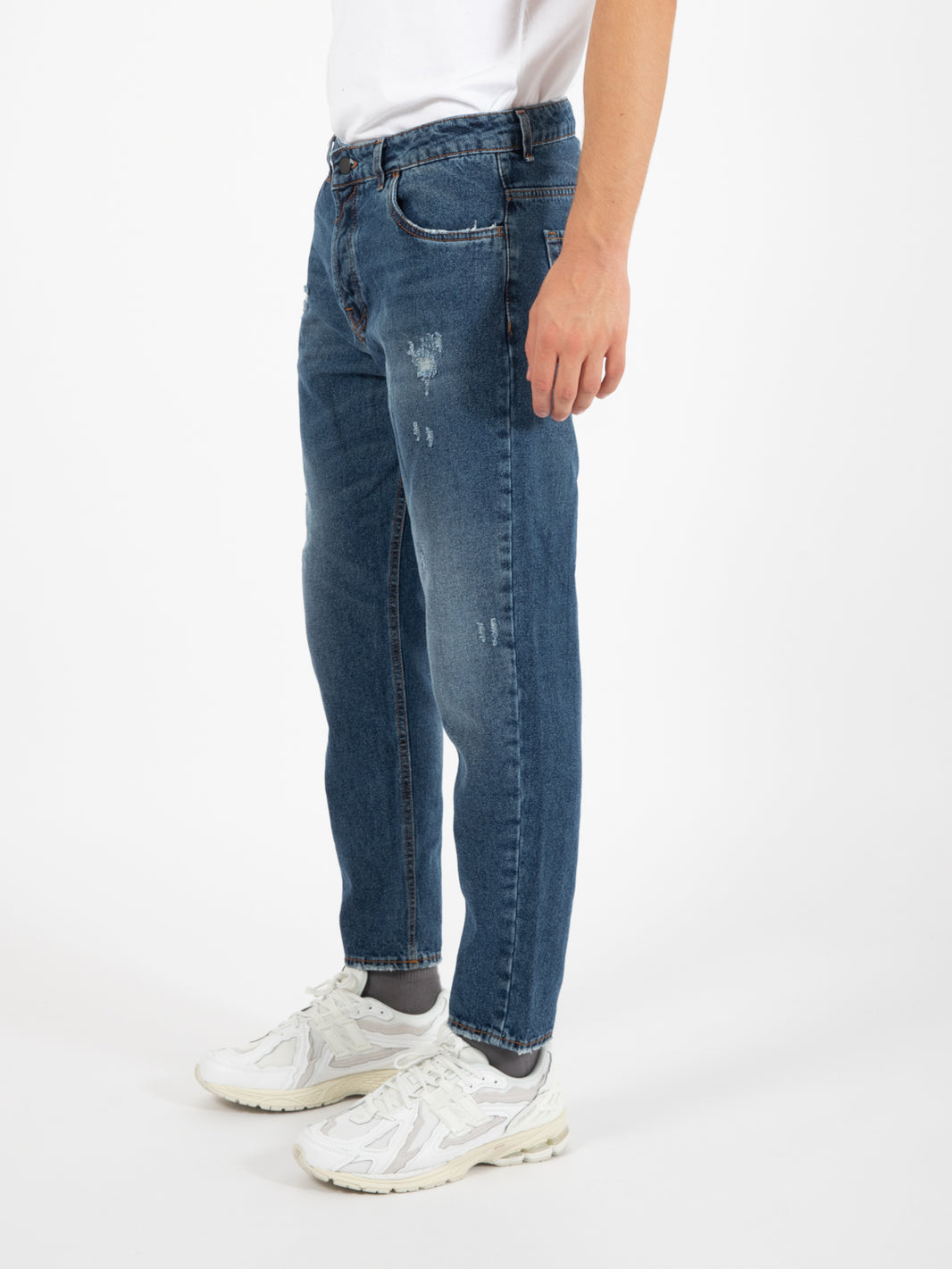 Cropped jeans with medium denim whiskering