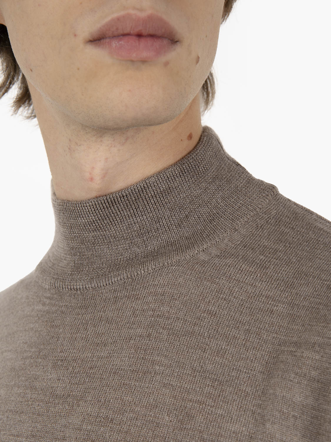 Maglia a lupetto in lana noce