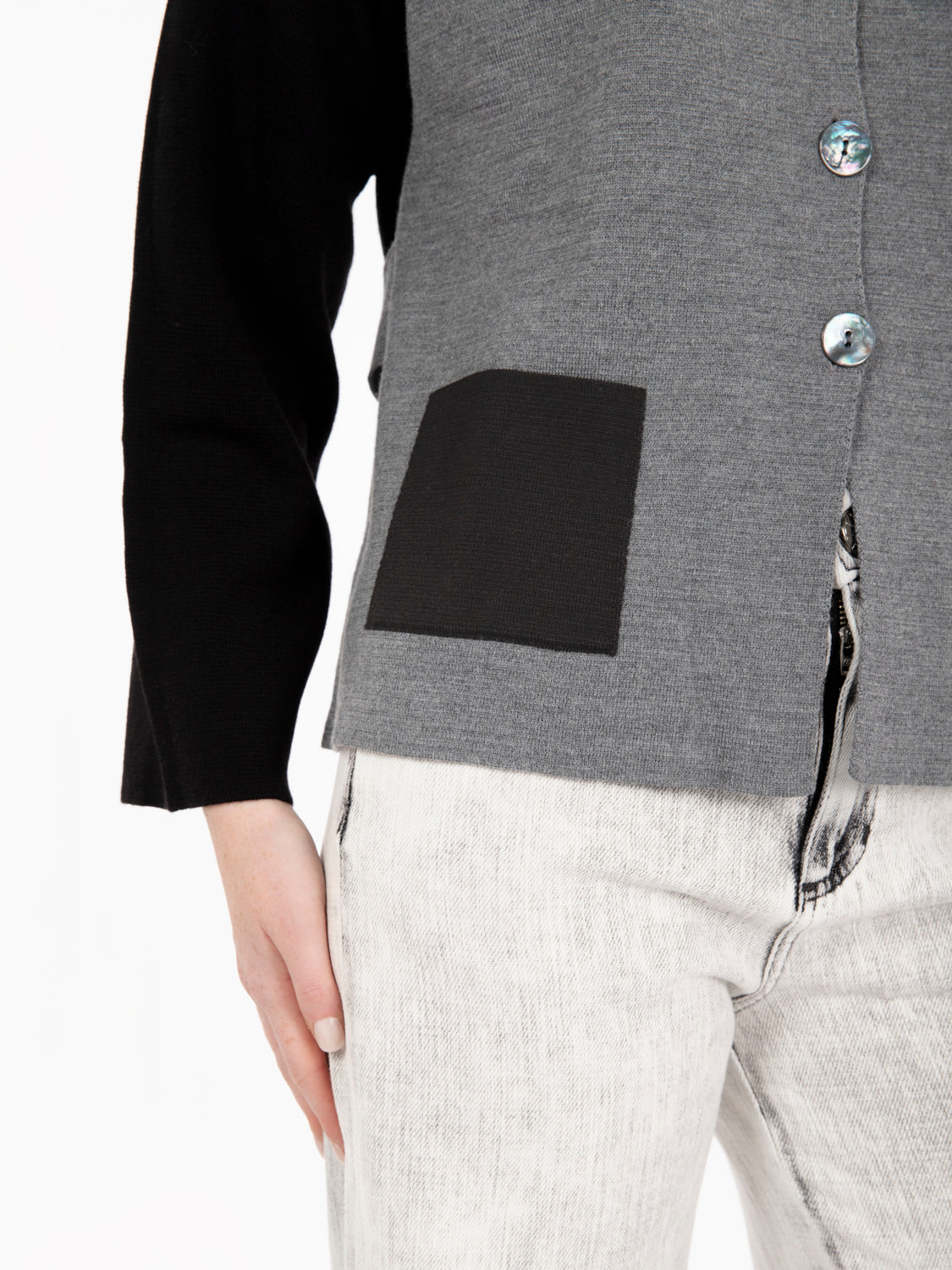 Maglia con bottoni e tasche grigia