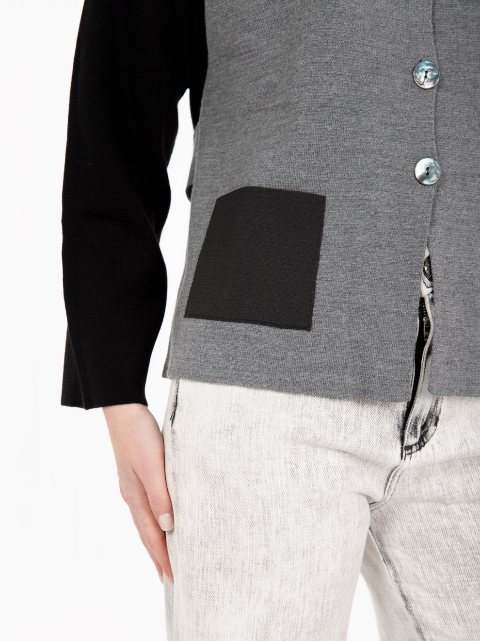 Maglia con bottoni e tasche grigia
