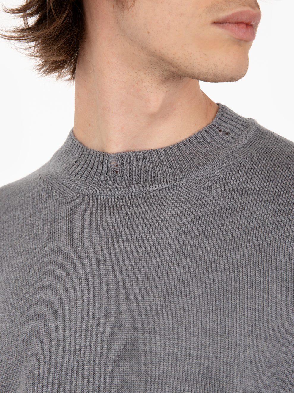 Maglia girocollo in lana distressed grigia