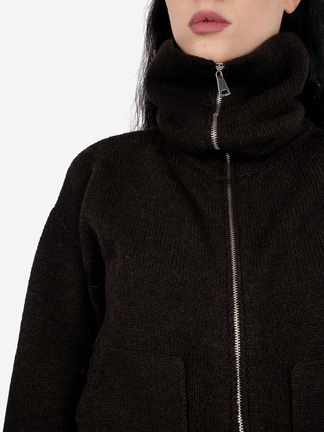 Maglione con zip a collo alto caffè