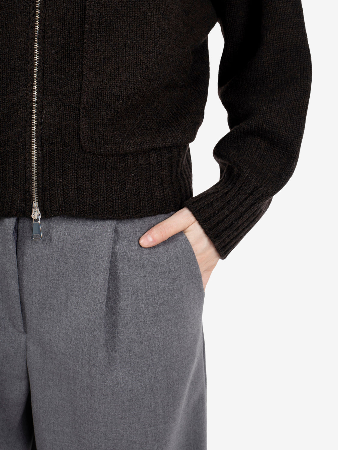 Maglione con zip a collo alto caffè