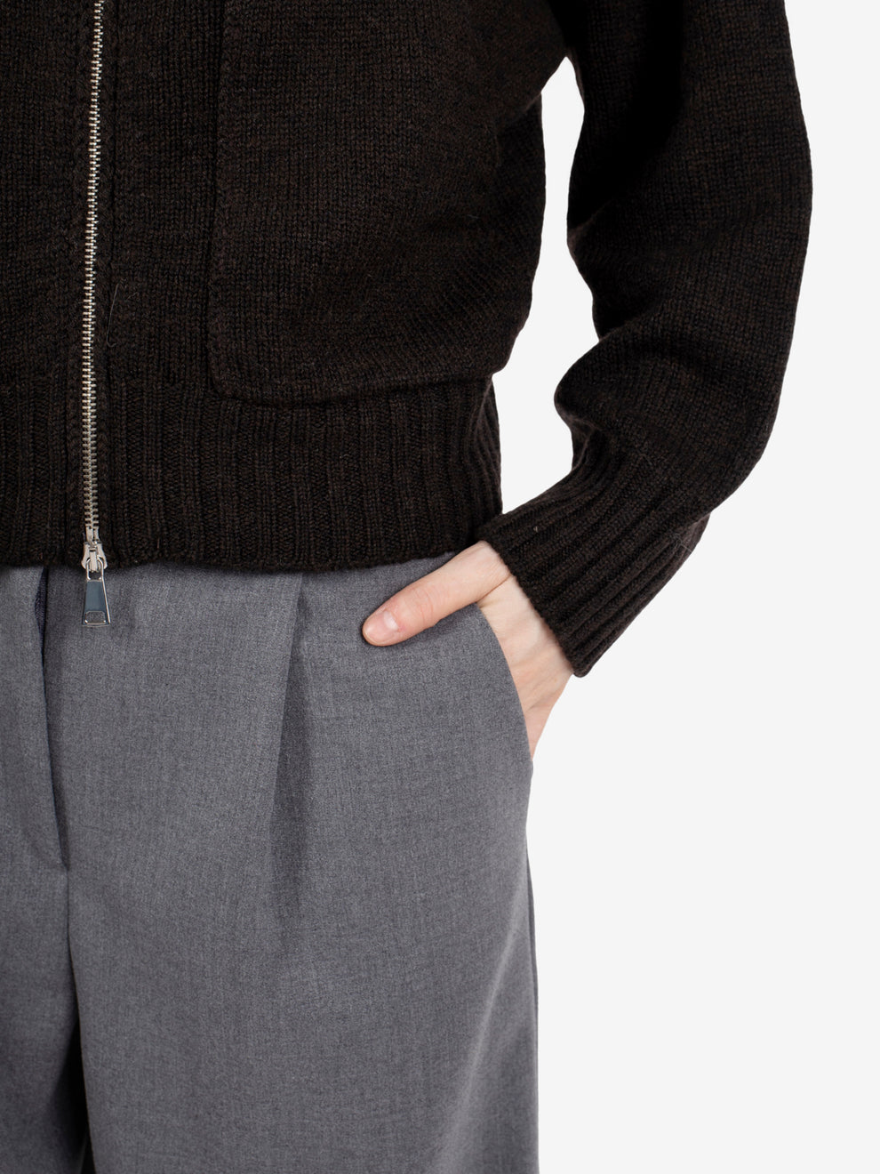 Maglione con zip a collo alto caffè