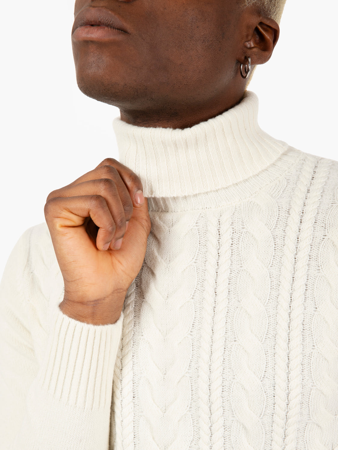 Maglione dolcevita a trecce panna