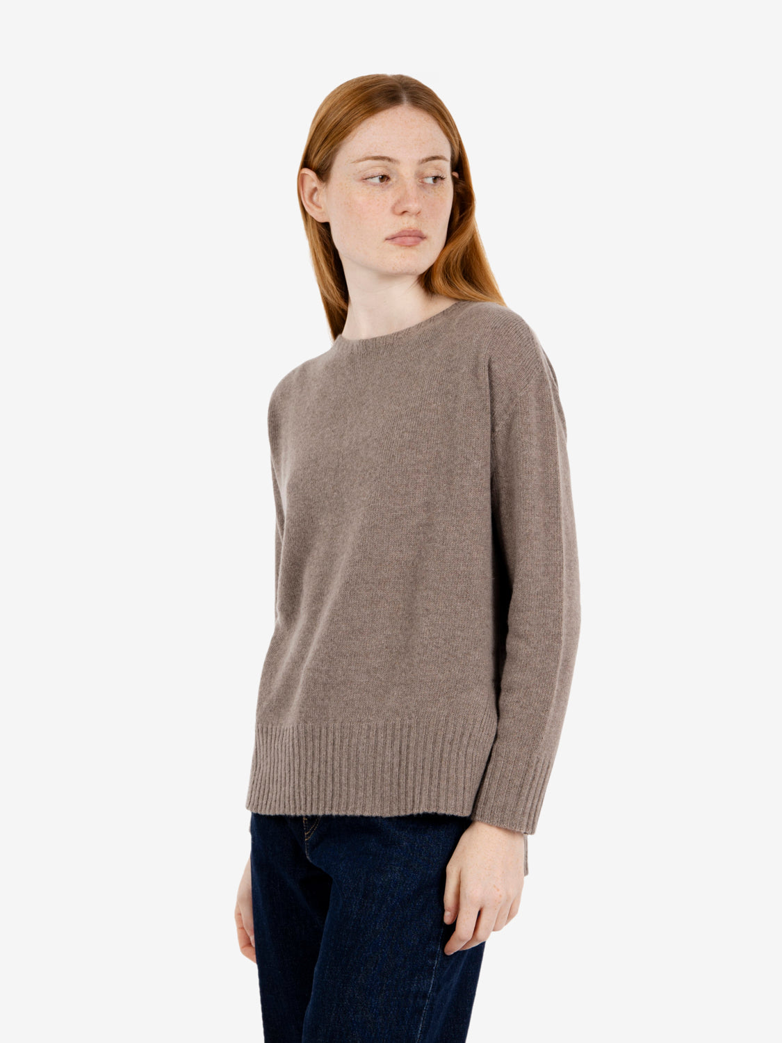 Maglione girocollo con spacchi castano