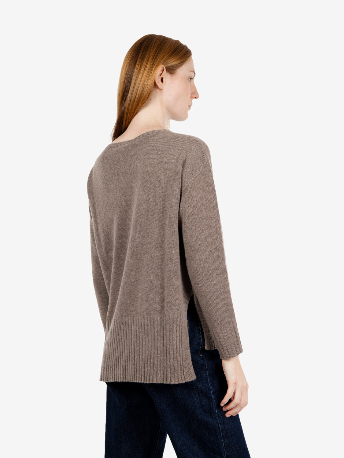 Maglione girocollo con spacchi castano