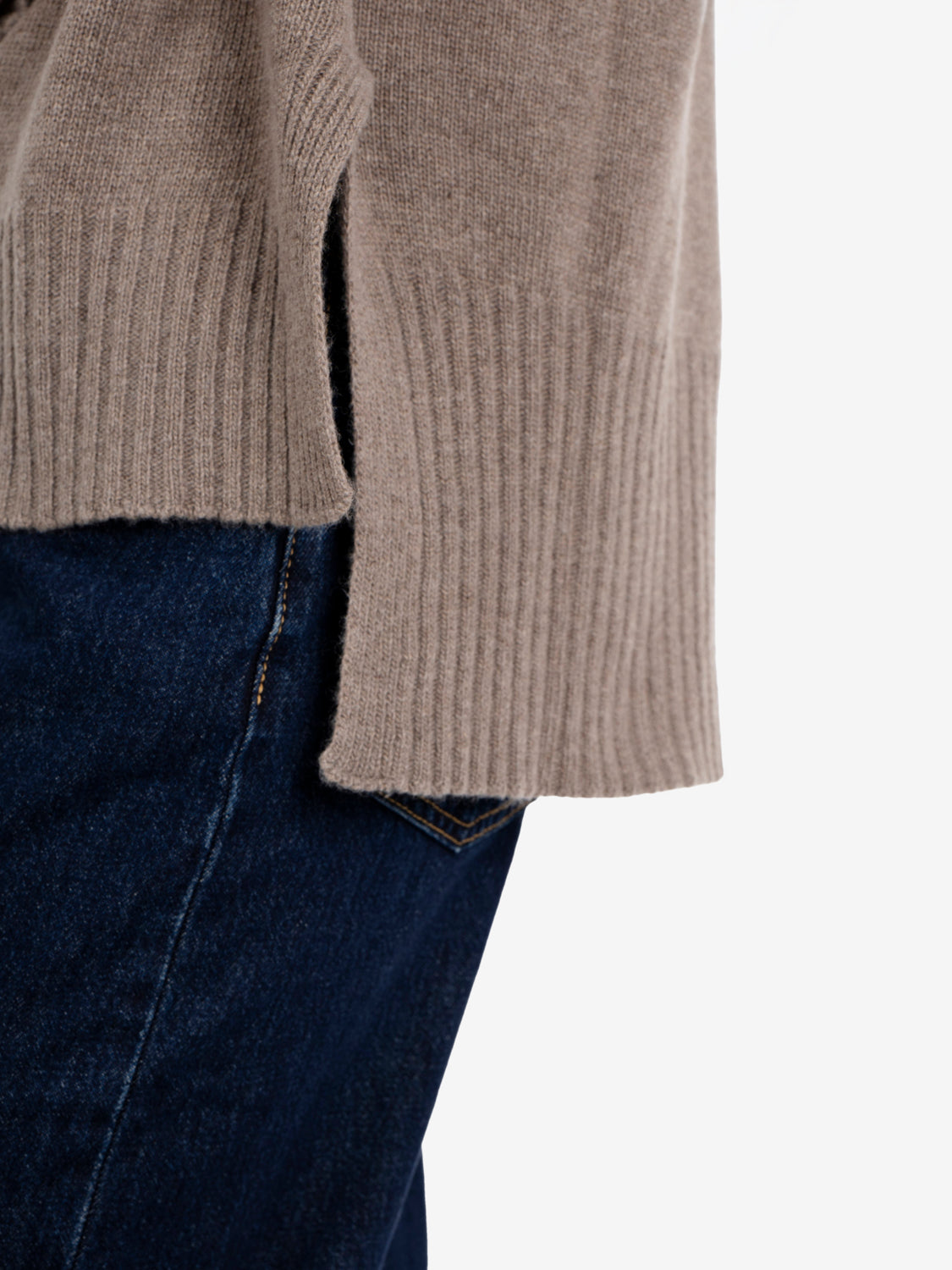 Maglione girocollo con spacchi castano