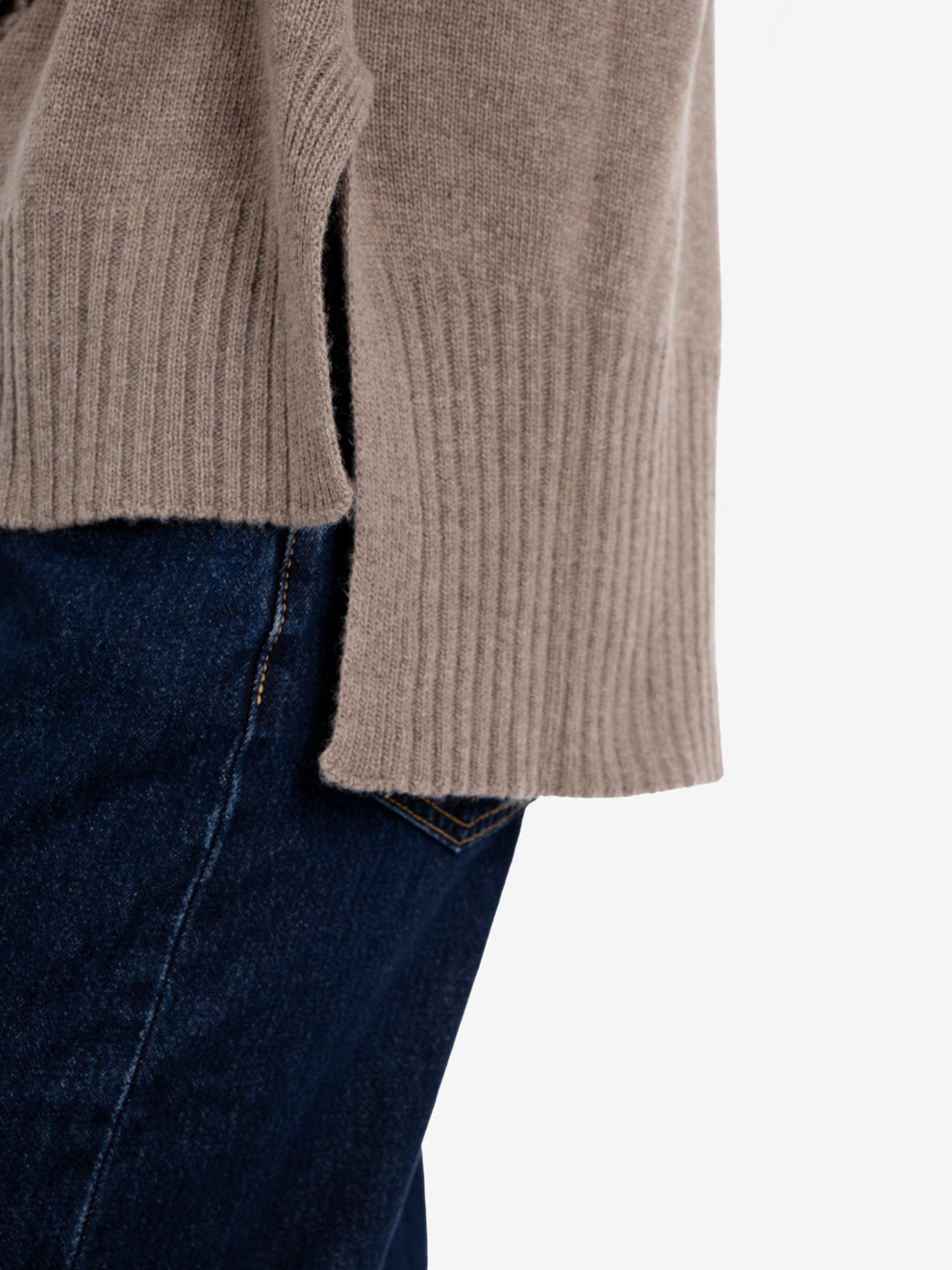 Maglione girocollo con spacchi castano