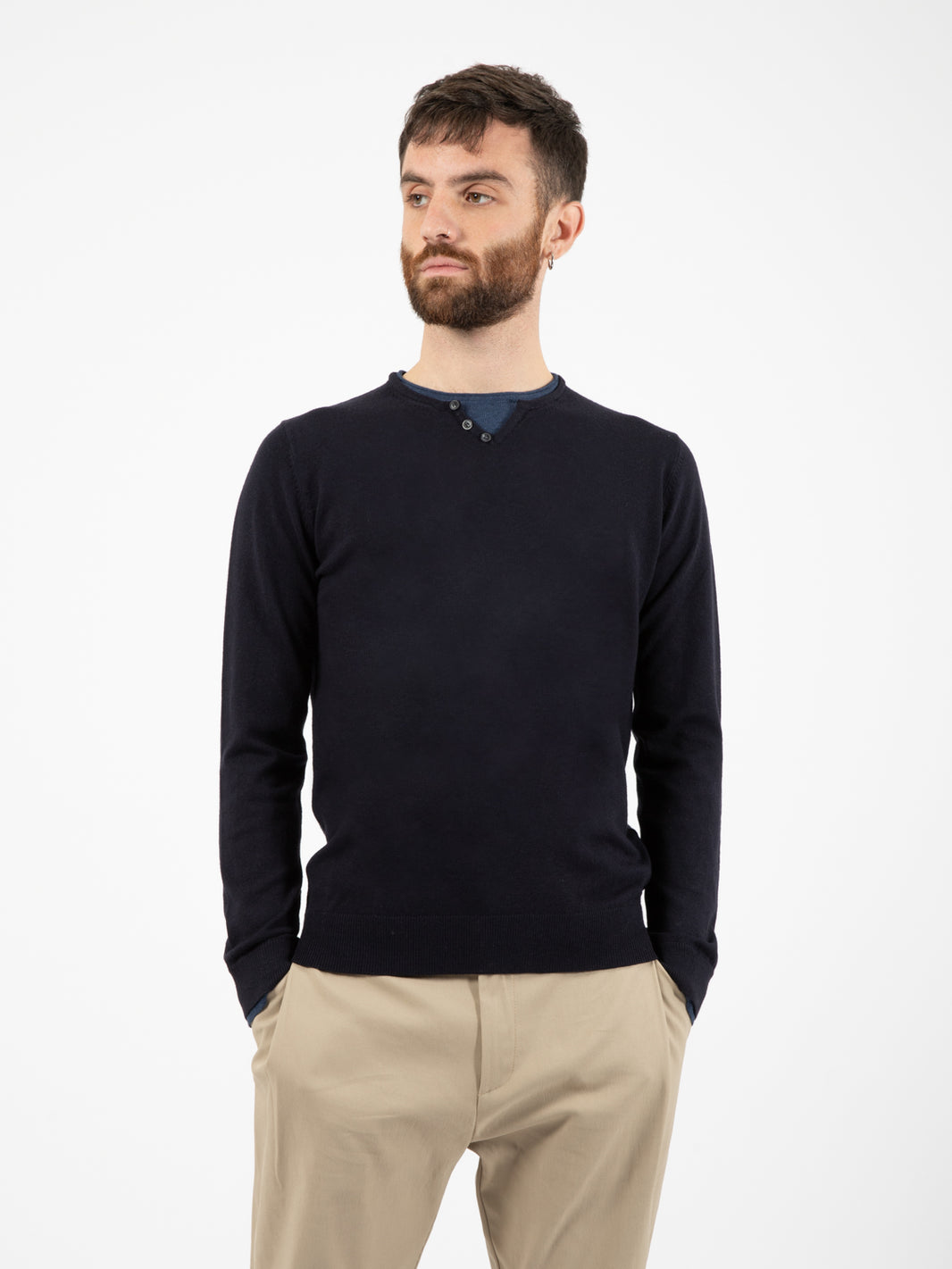 Maglione serafino con bottoni blu