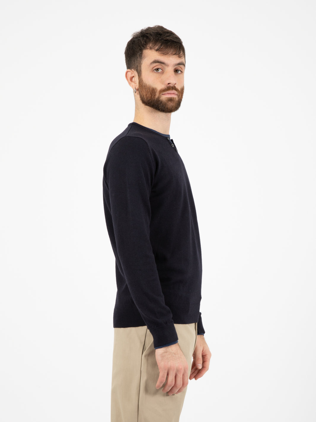Maglione serafino con bottoni blu