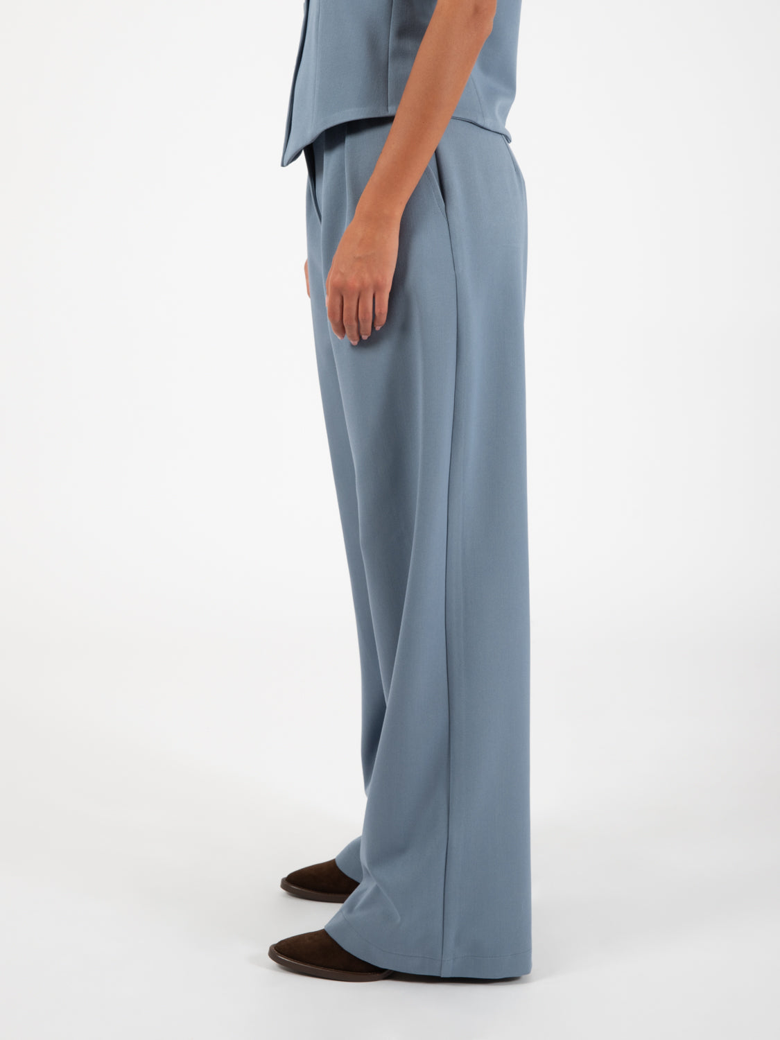 Pantalone a palazzo con doppia pence azzurro polvere