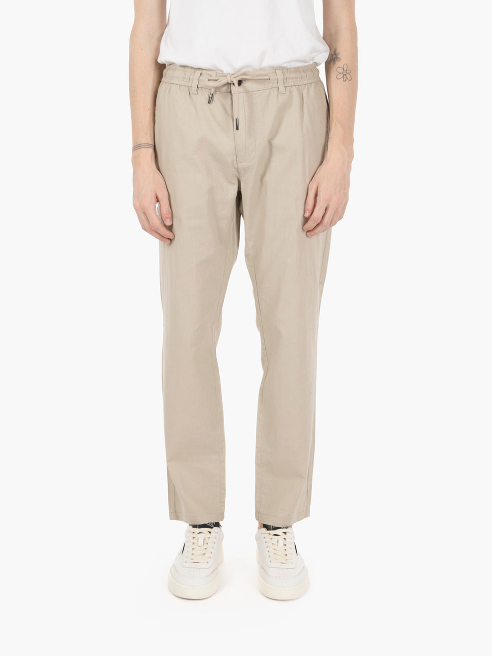 Pants with mastic drawstring