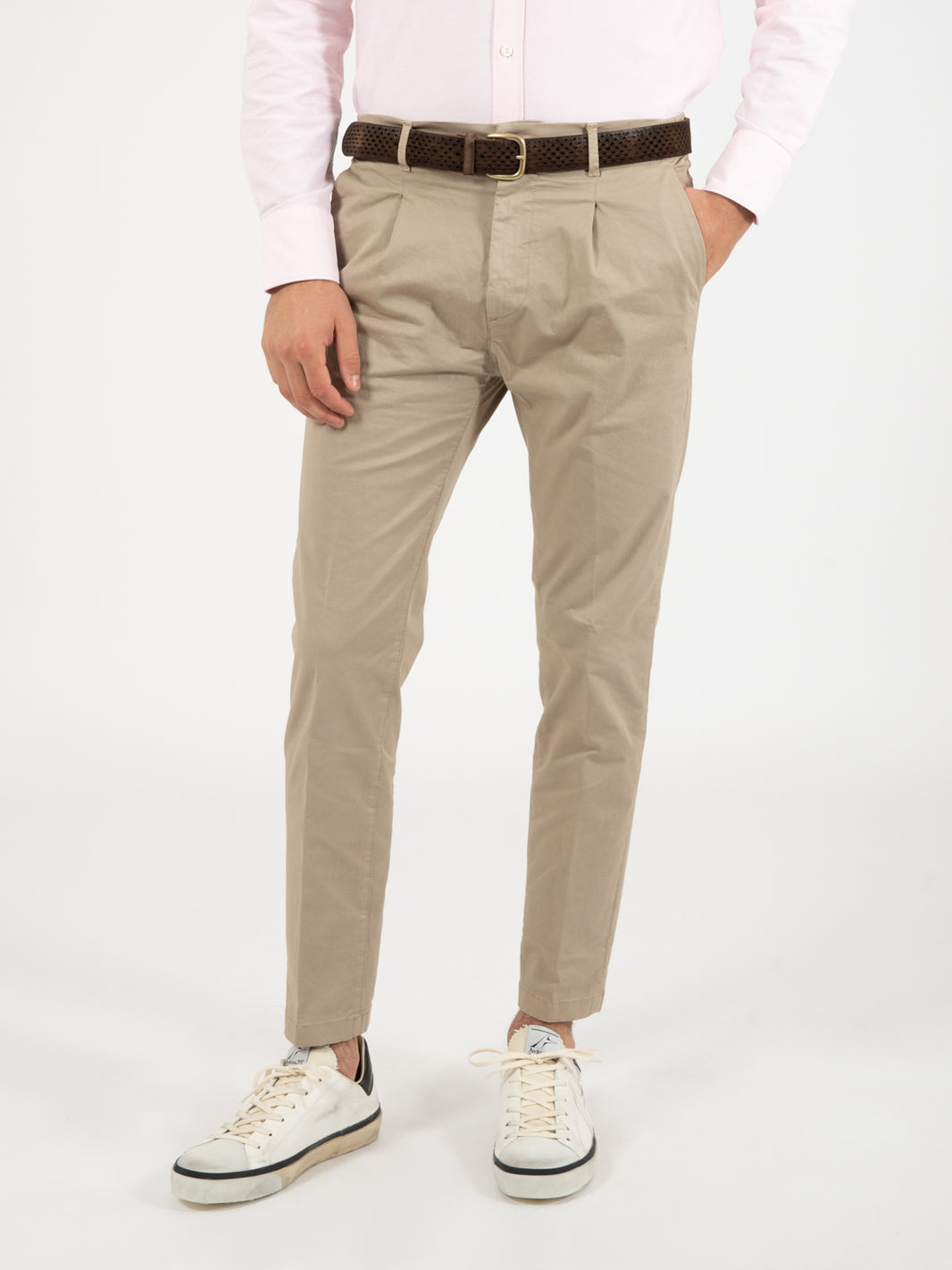 Pantaloni chino con pinces tortora