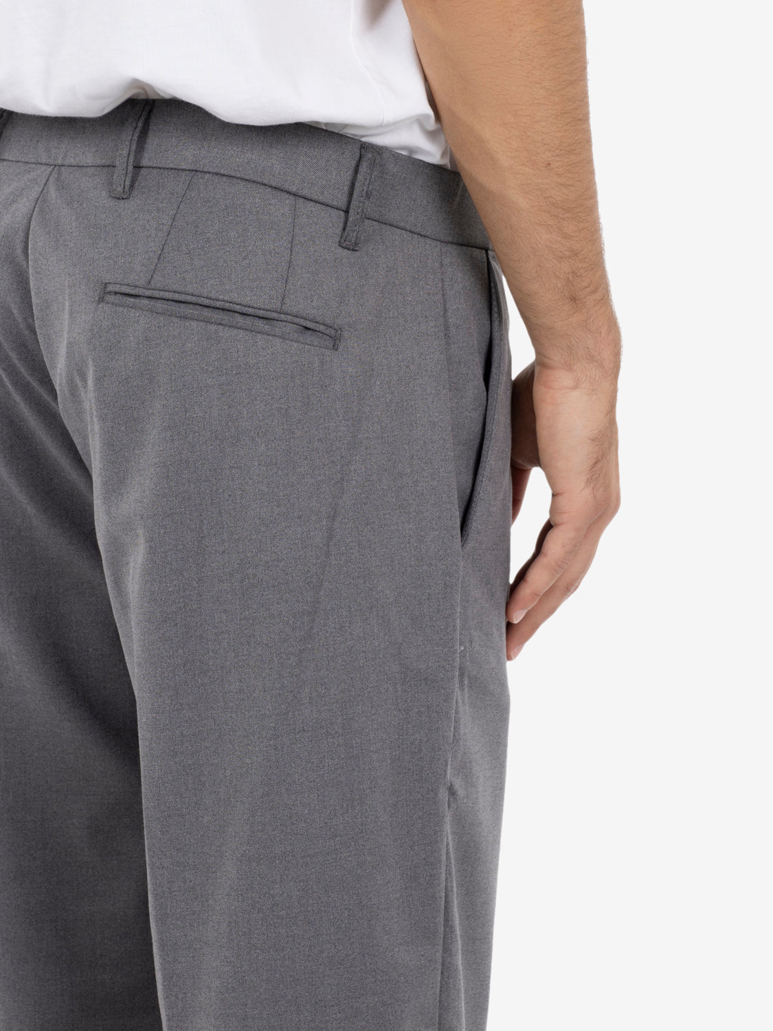 Pantaloni Genny con pinces grigi