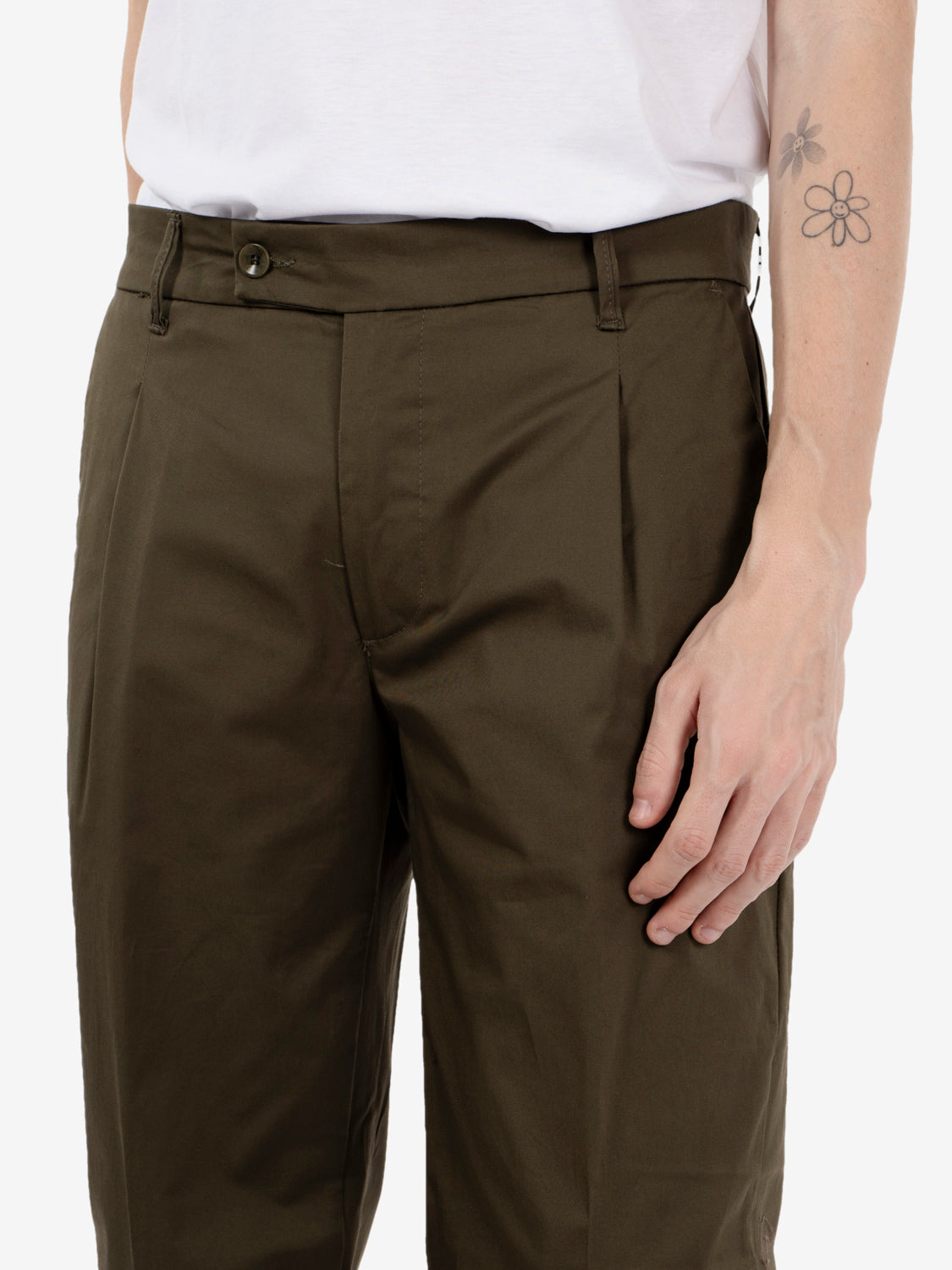 Pantaloni Nicky con pinces militare